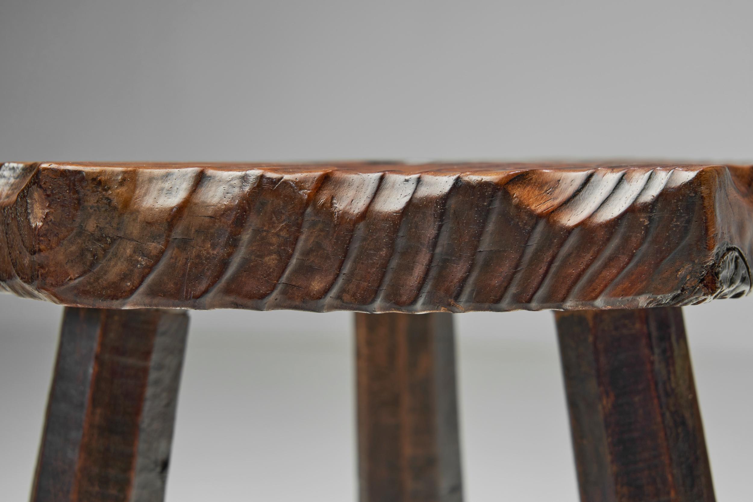 Brutalistischer Holz-Dreibein-Hocker mit geschnitztem Herzdetail, Spanien 1960er Jahre im Angebot 5
