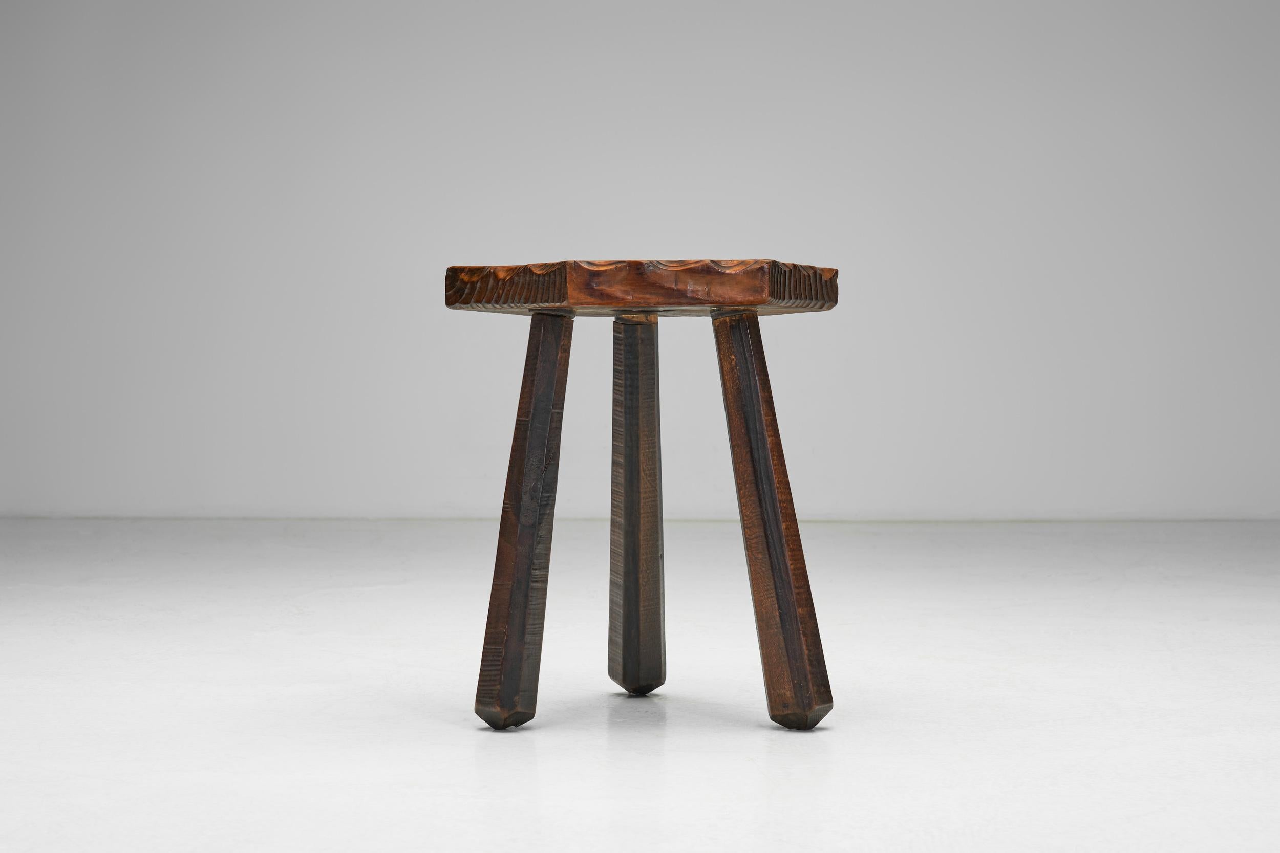 Brutalistischer Holz-Dreibein-Hocker mit geschnitztem Herzdetail, Spanien 1960er Jahre im Angebot 6