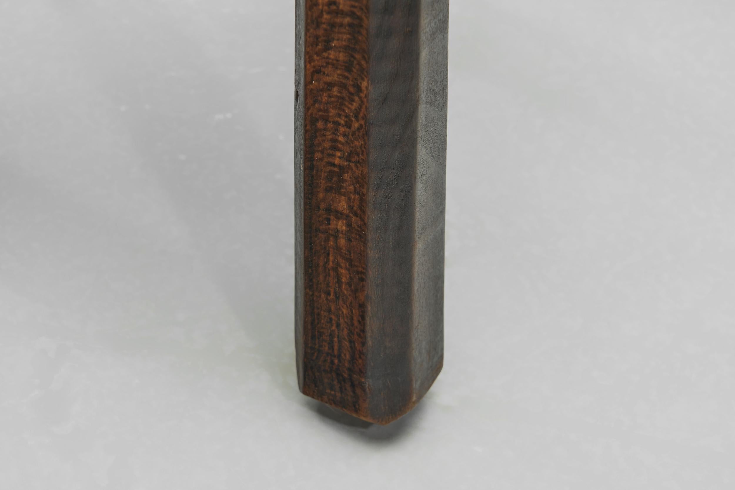 Brutalistischer Holz-Dreibein-Hocker mit geschnitztem Herzdetail, Spanien 1960er Jahre im Angebot 7