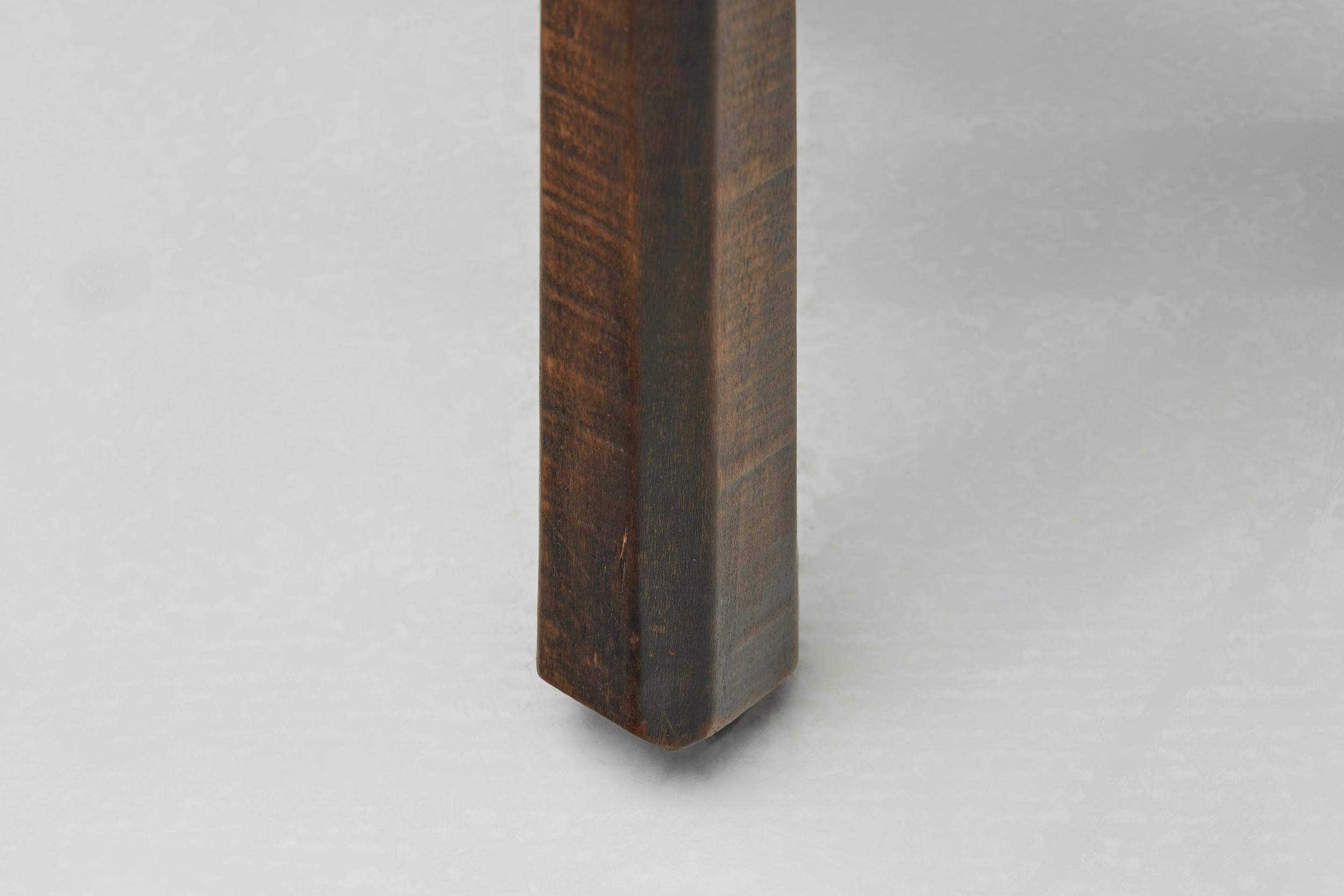 Brutalistischer Holz-Dreibein-Hocker mit geschnitztem Herzdetail, Spanien 1960er Jahre im Angebot 8