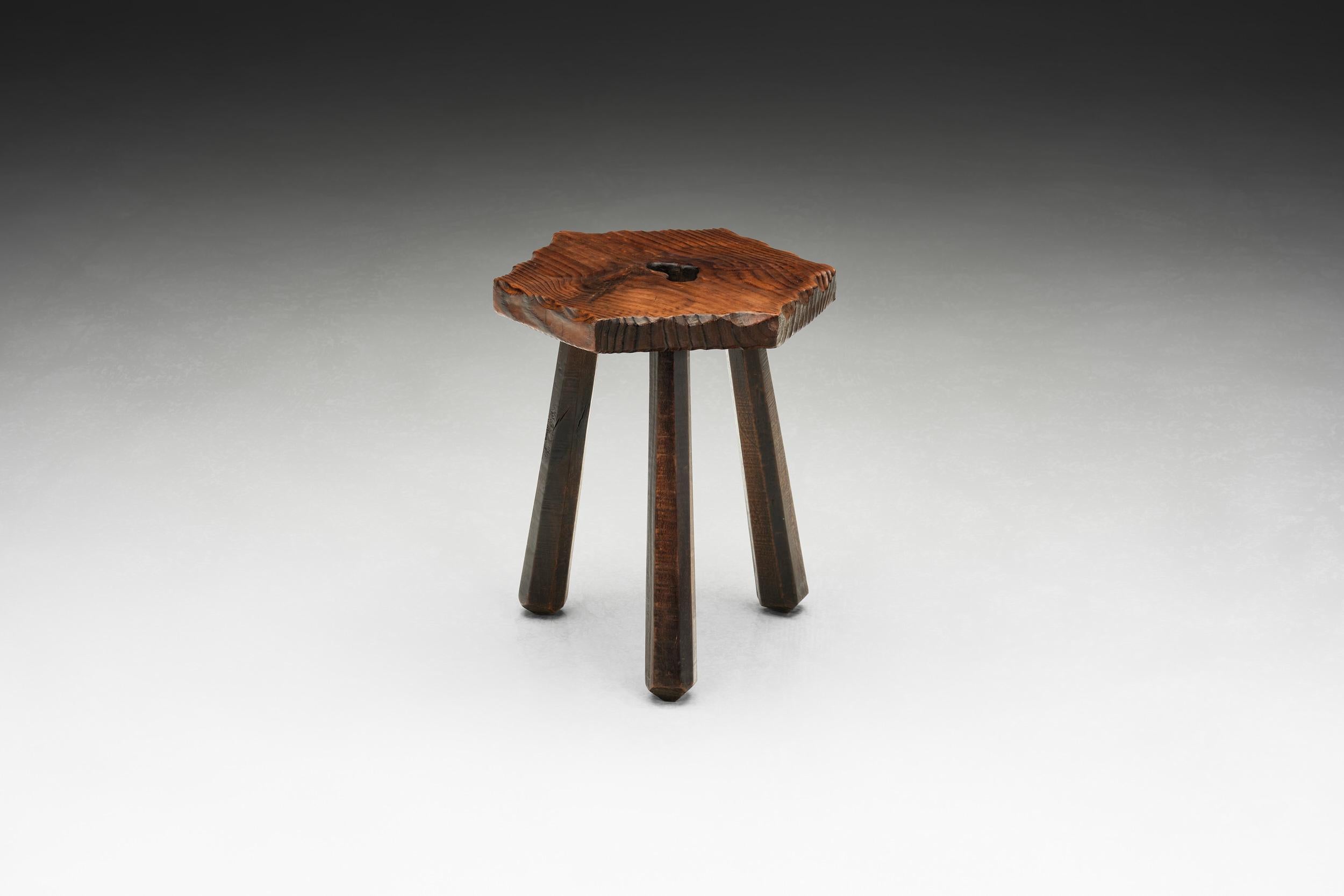 Brutalistischer Holz-Dreibein-Hocker mit geschnitztem Herzdetail, Spanien 1960er Jahre (Brutalismus) im Angebot