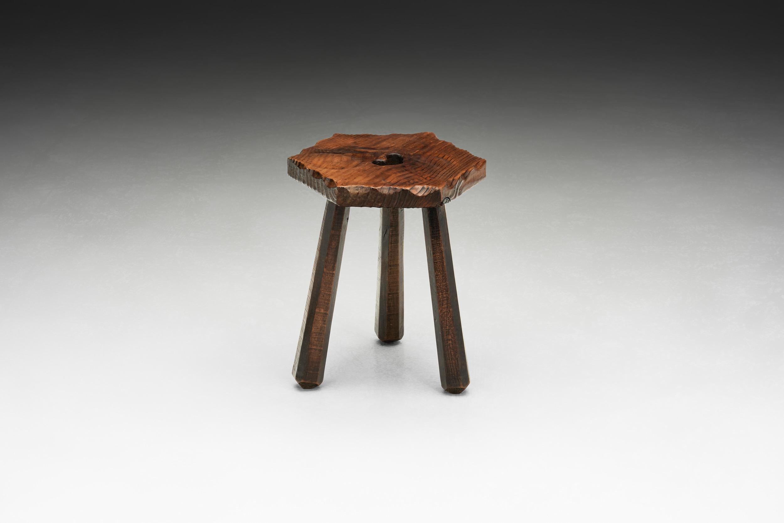 Brutalistischer Holz-Dreibein-Hocker mit geschnitztem Herzdetail, Spanien 1960er Jahre (Spanisch) im Angebot