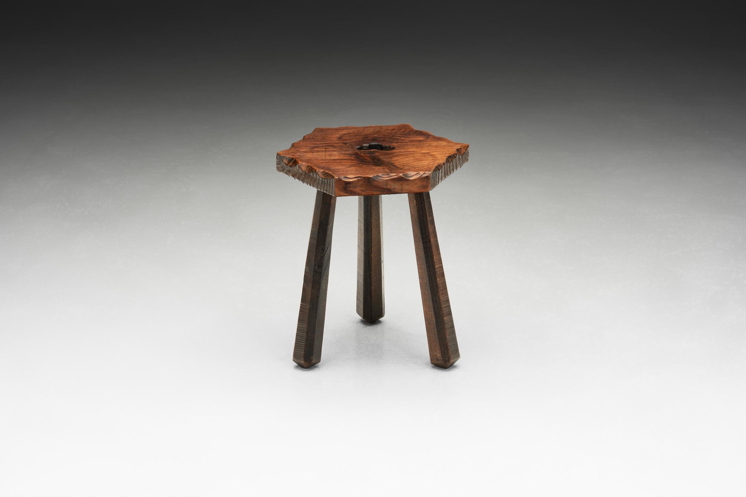 Brutalistischer Holz-Dreibein-Hocker mit geschnitztem Herzdetail, Spanien 1960er Jahre im Zustand „Gut“ im Angebot in Utrecht, NL
