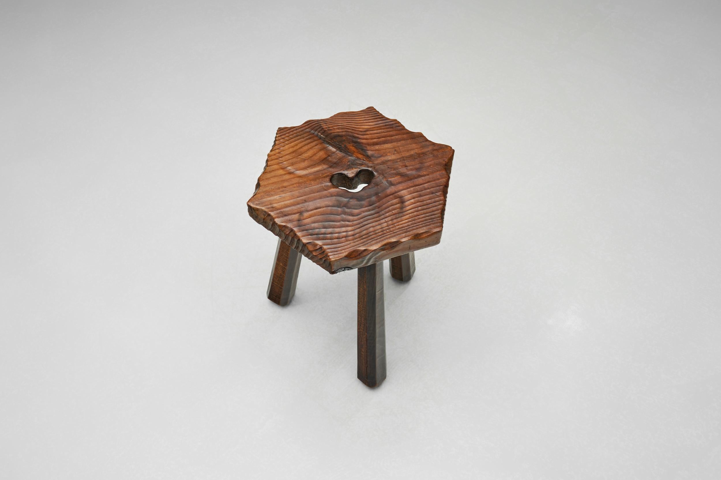 Brutalistischer Holz-Dreibein-Hocker mit geschnitztem Herzdetail, Spanien 1960er Jahre (Mitte des 20. Jahrhunderts) im Angebot