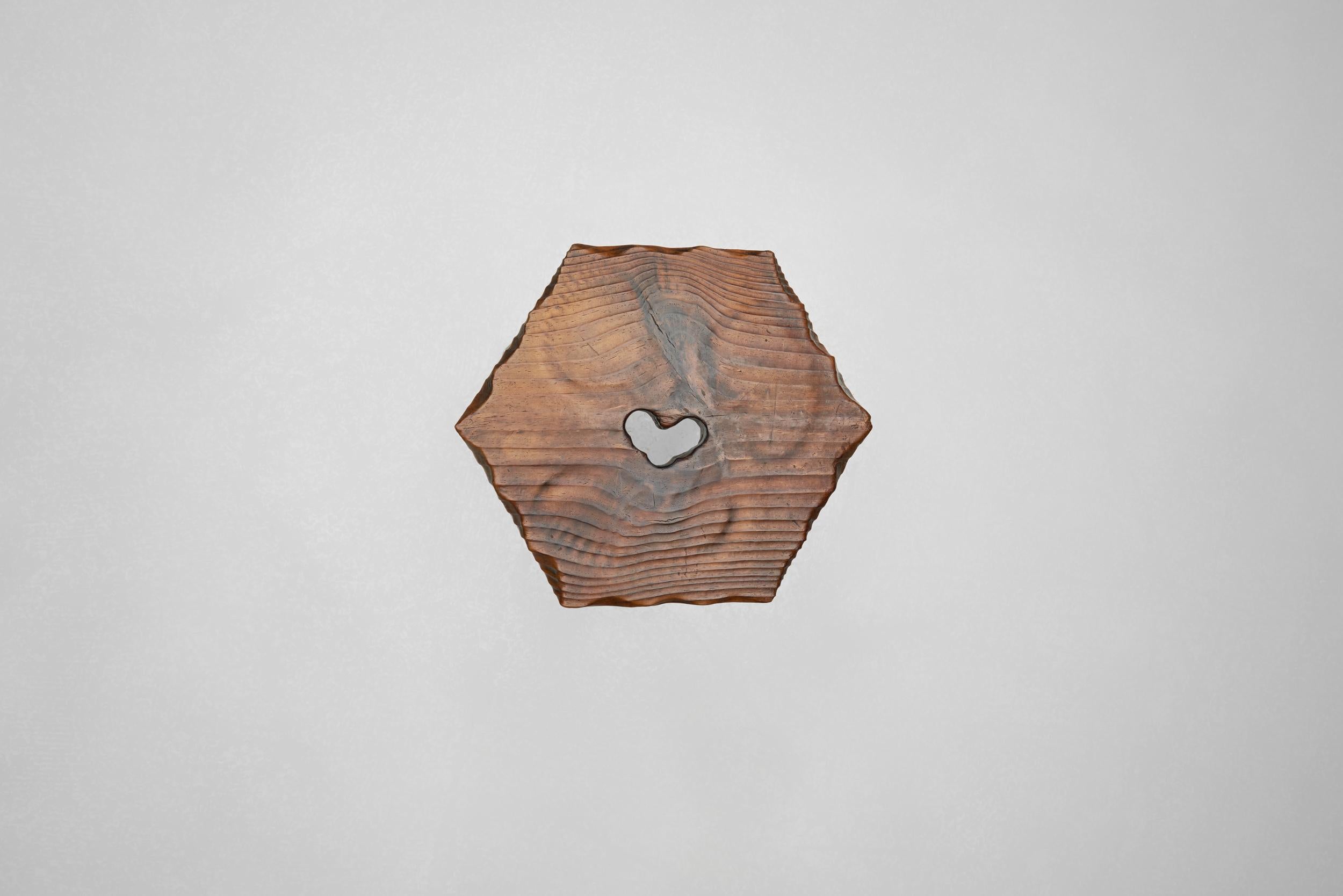 Brutalistischer Holz-Dreibein-Hocker mit geschnitztem Herzdetail, Spanien 1960er Jahre im Angebot 1