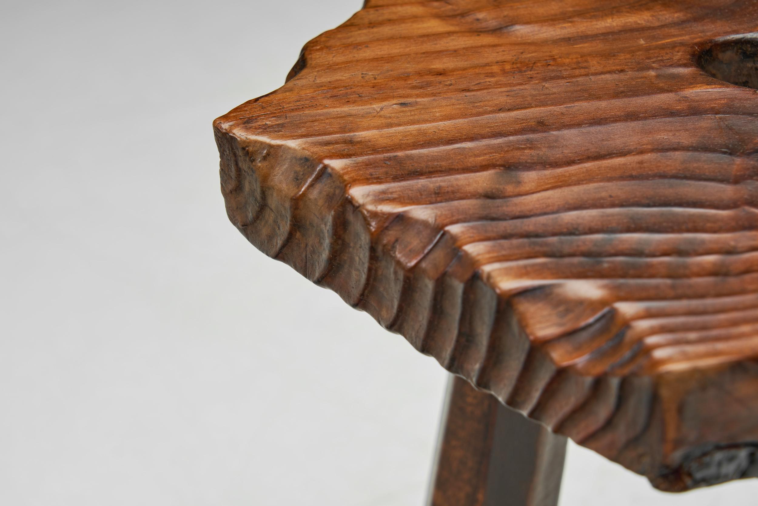 Brutalistischer Holz-Dreibein-Hocker mit geschnitztem Herzdetail, Spanien 1960er Jahre im Angebot 3