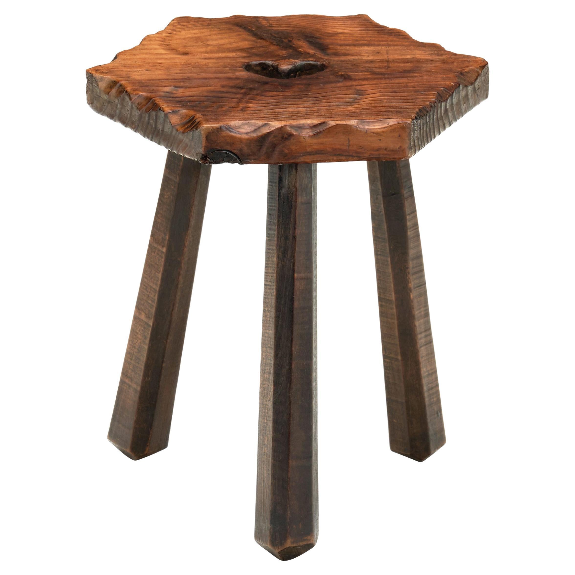 Tabouret tripode brutaliste avec détails en forme de cœur sculptés, Espagne, années 1960