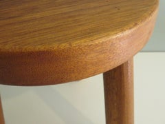 Brutalistischer Holz-Dreibein-Hocker mit ausgestellten Beinen, Frankreich 1960