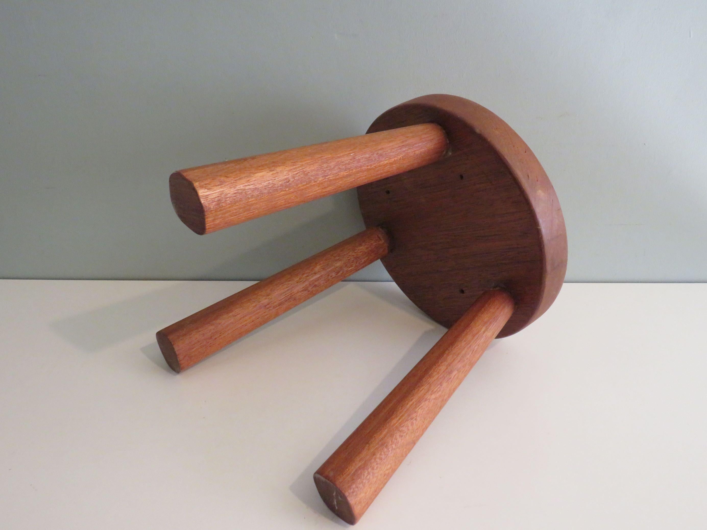 Brutalist wooden tripod stool with flared legs, France 1960 In Good Condition For Sale In Herentals, BE