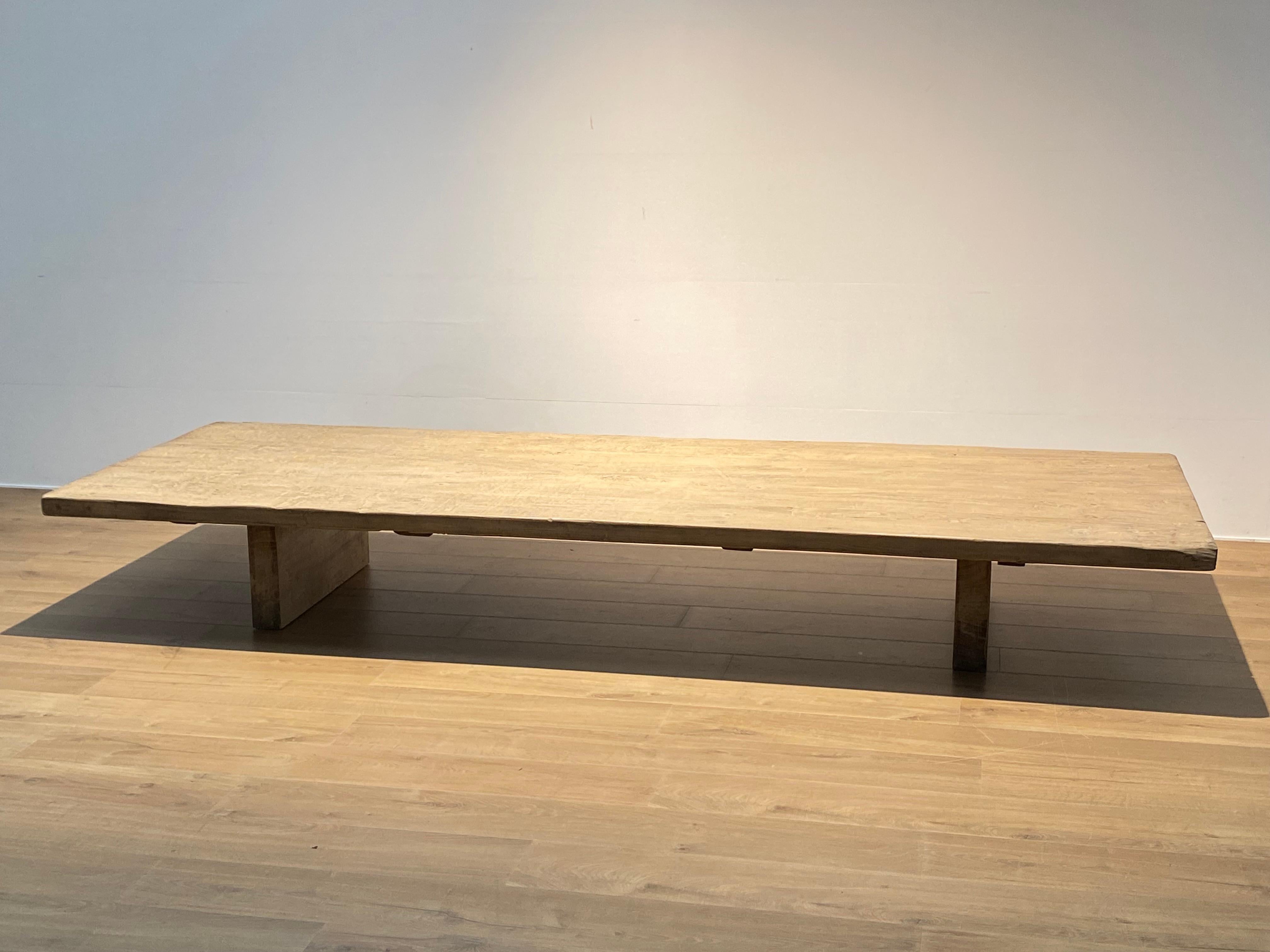 Table ancienne brutaliste en bois d'orme blanchi,
Le plateau de la table est asiatique et date d'environ 1960,
monté sur 2 pieds modernes et contemporains,
grande brillance et patine du bois vieilli
