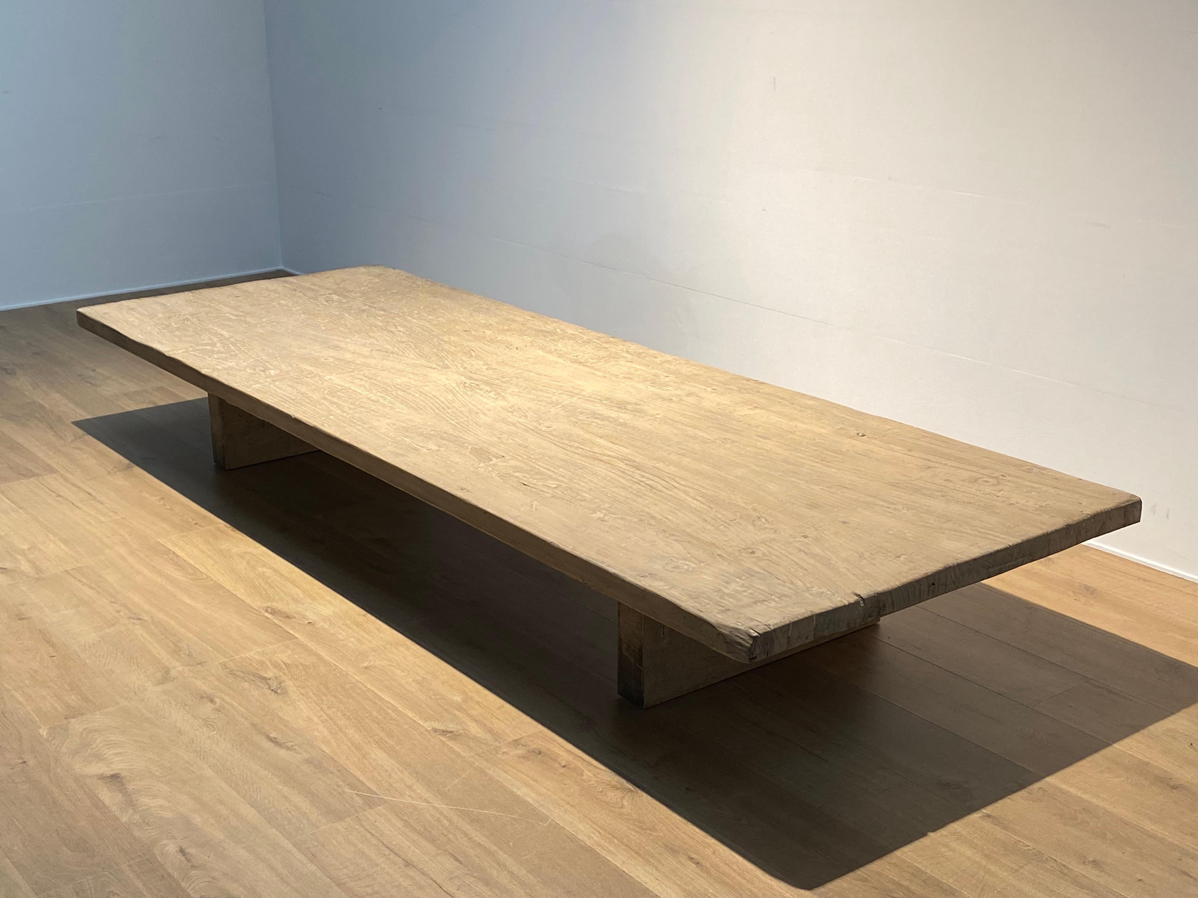 Blanchi Bois brutaliste  Table de canapé XXl en vente