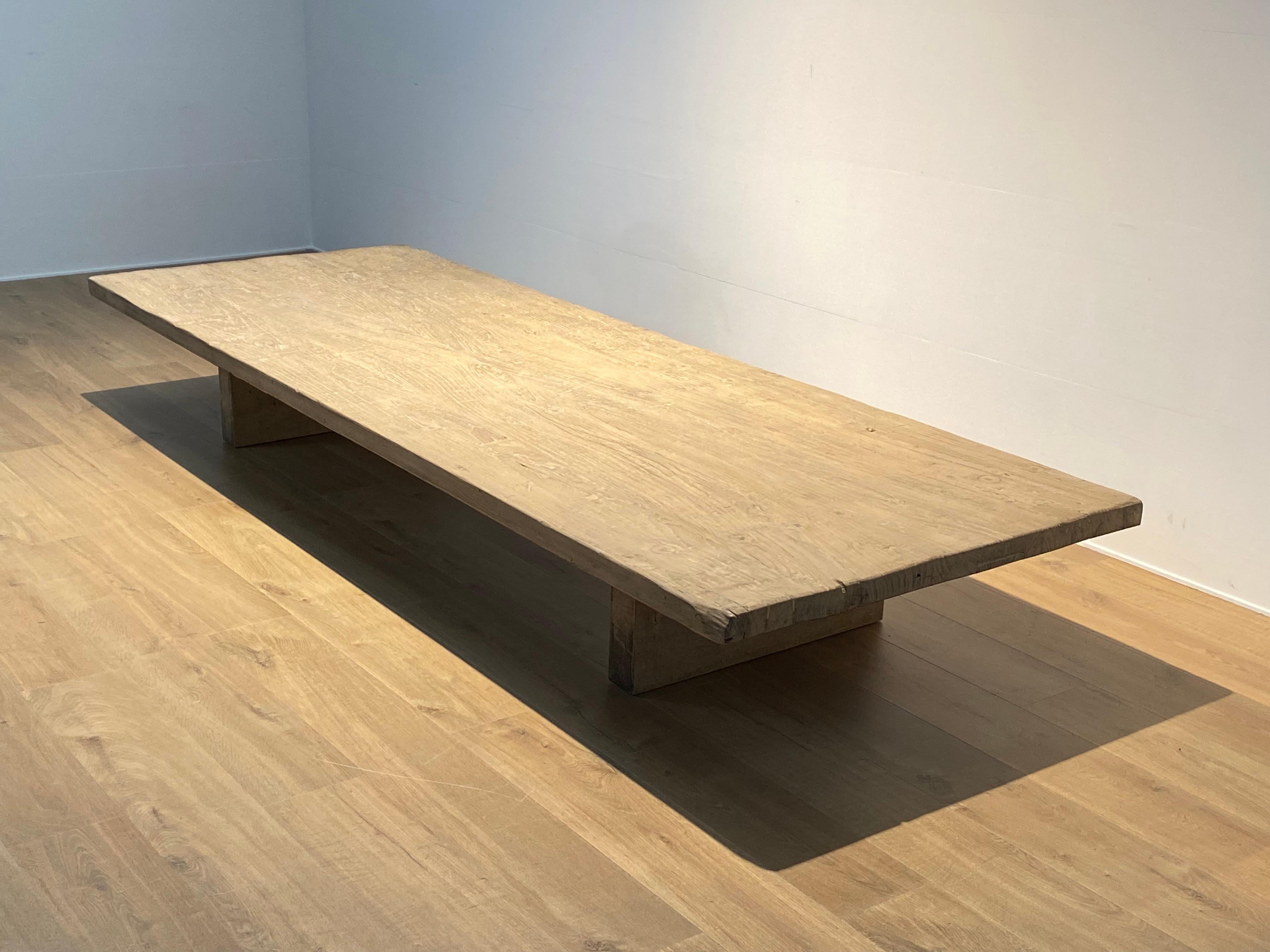 Milieu du XXe siècle Bois brutaliste  Table de canapé XXl en vente