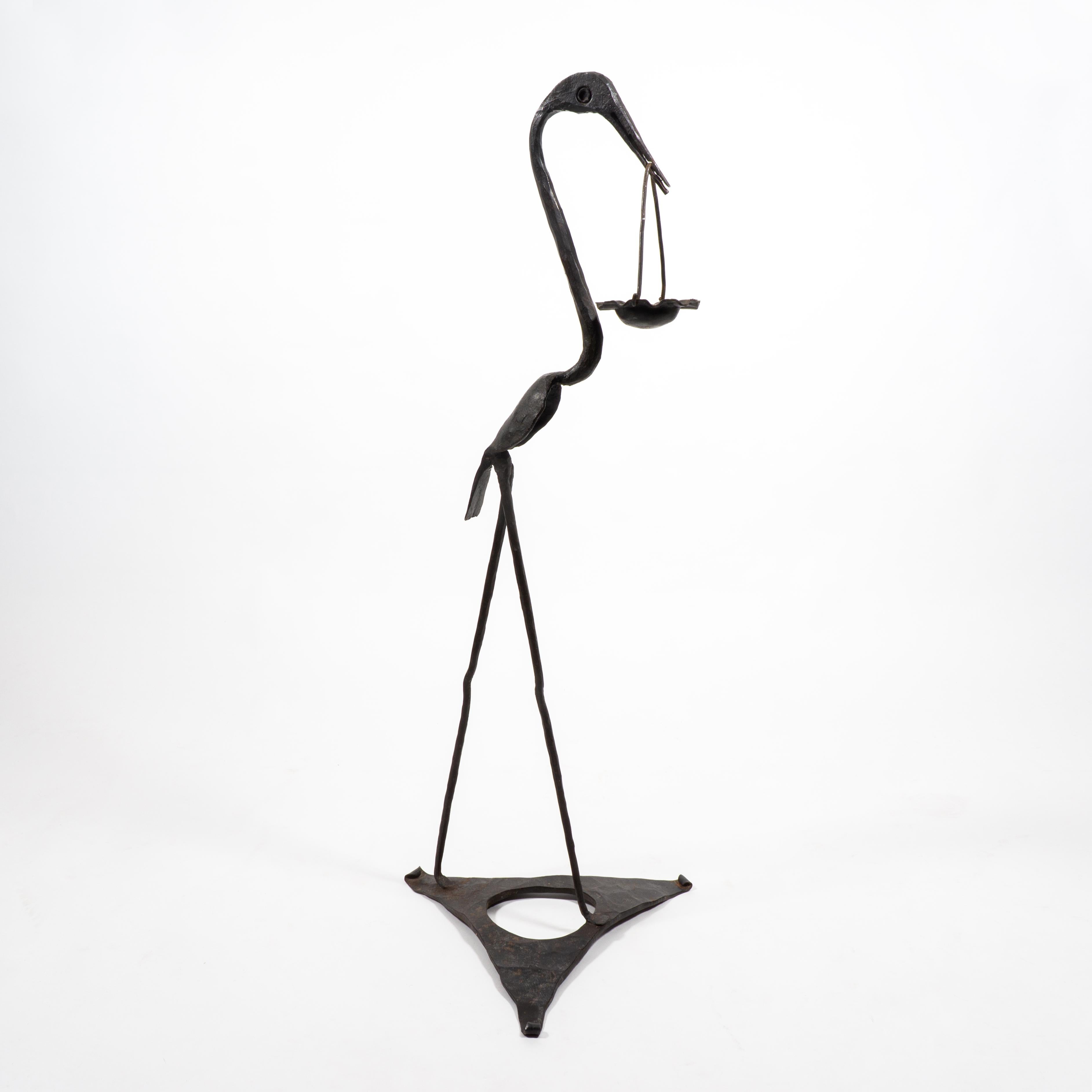 This sculptural ashtray is not only useful, but also beautifully decorative. It does not necessarily have to be used as an ashtray, but can also be utilised as a key holder or simply serve as an eye-catching centrepiece.
The lovely bird sculpture