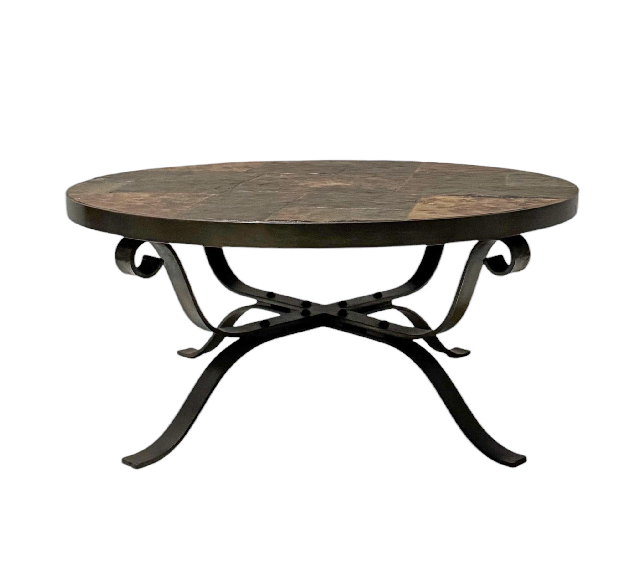 Étonnante et élégante table basse ou table de cocktail de style brutaliste.
Un design néerlandais saisissant des années 1970.
Cadre et pieds en fer forgé patiné avec plateau en ardoise multicolore d'origine.
Cette magnifique table basse ronde ou
