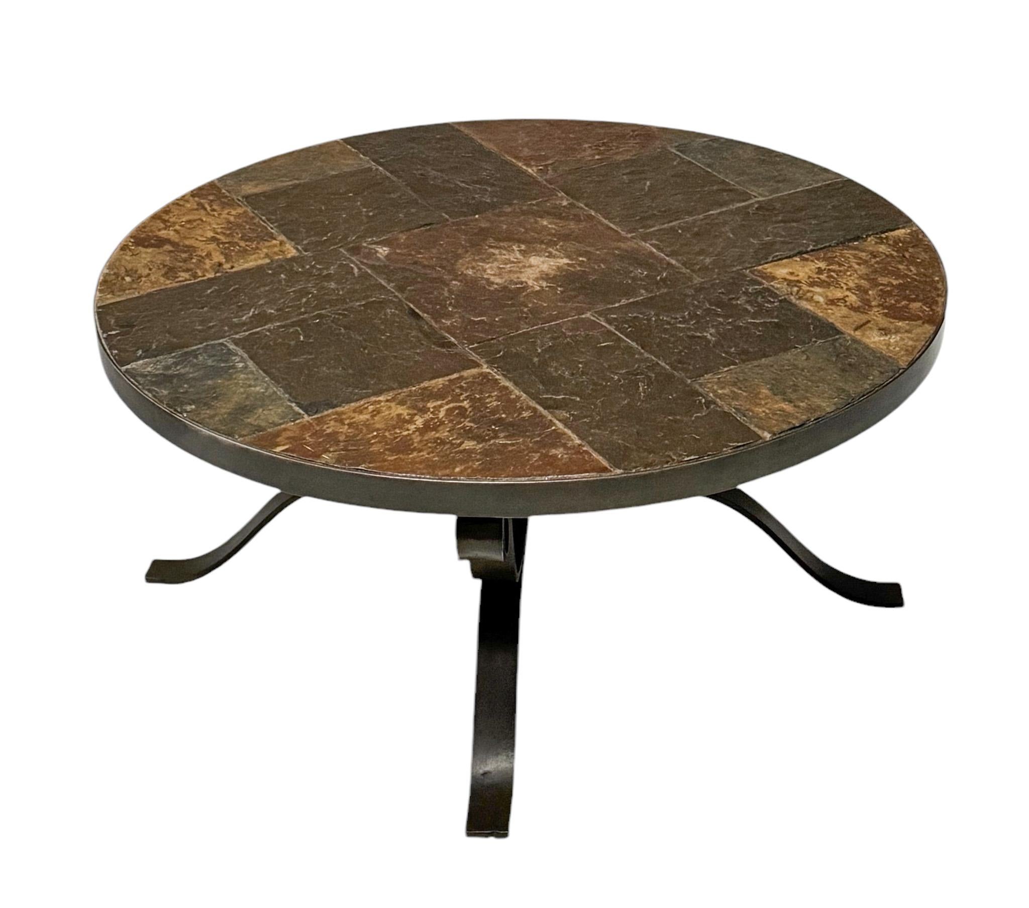 Brutalisme Table basse ou table à cocktail brutaliste en fer forgé et ardoise, 1970 en vente