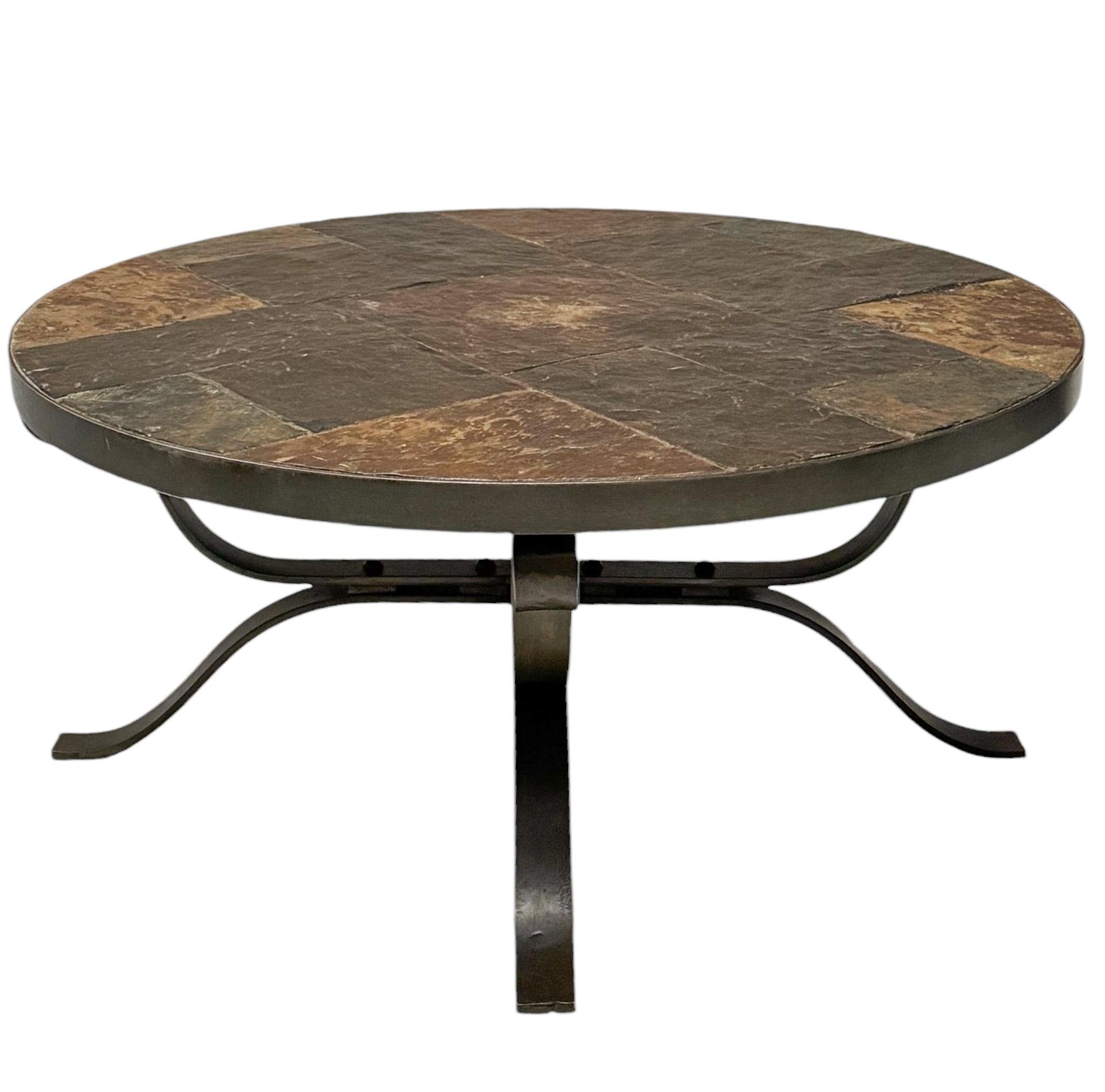 Néerlandais Table basse ou table à cocktail brutaliste en fer forgé et ardoise, 1970 en vente