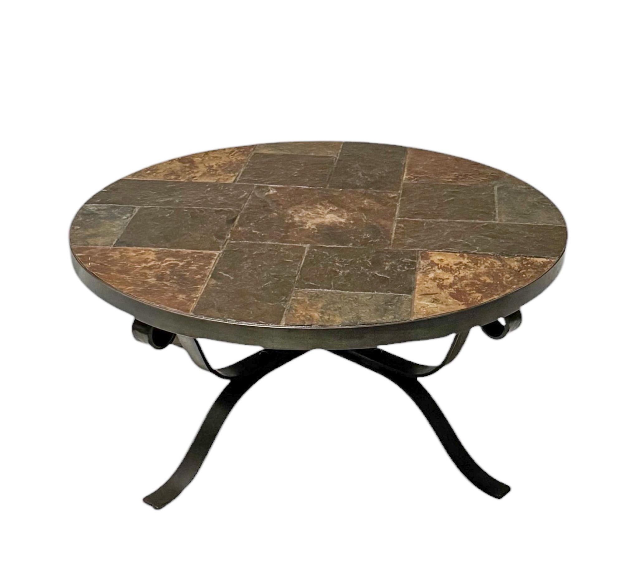 Table basse ou table à cocktail brutaliste en fer forgé et ardoise, 1970 en vente 1