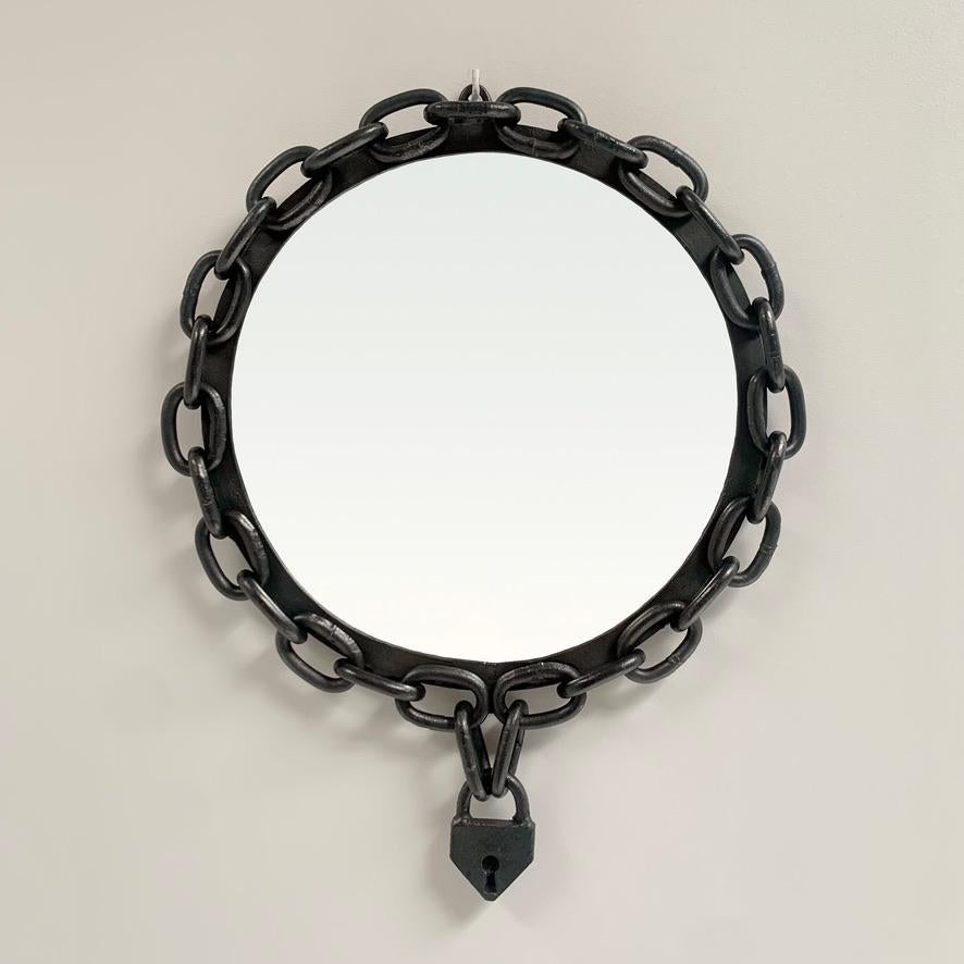 Specchio da parete originale brutalista di metà secolo, 1960 circa, Francia.
Catena decorativa e lucchetto in ferro battuto annerito, specchio in vetro.
Dimensioni: 38 cm L (1,24