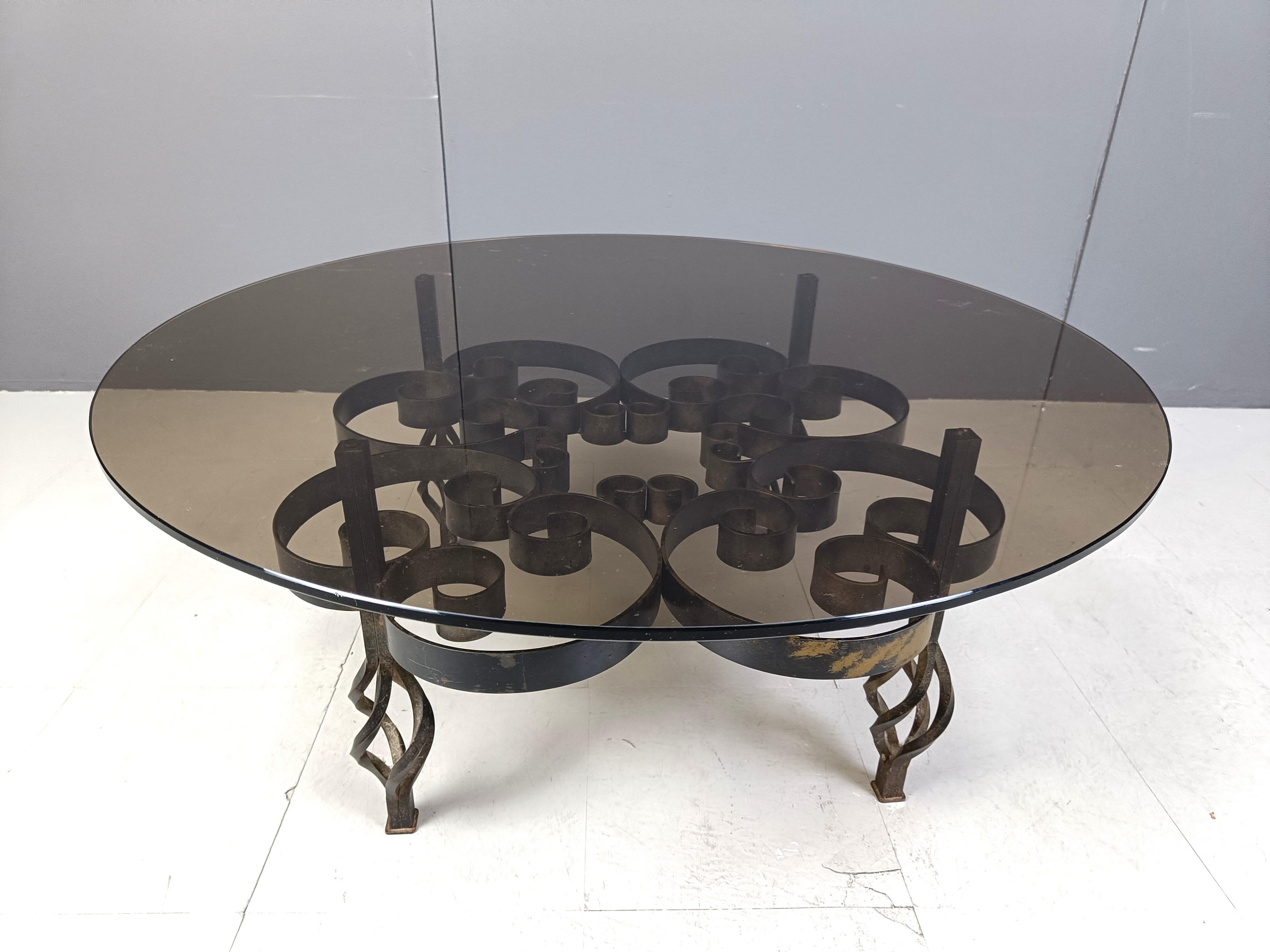 
Sculptural steel coffee table with a round smoked glass top.

Beautiful 

1970s - Belgium

Dimensions:
Height: 43cm
Diameter: 100cm

Ref.: 454345