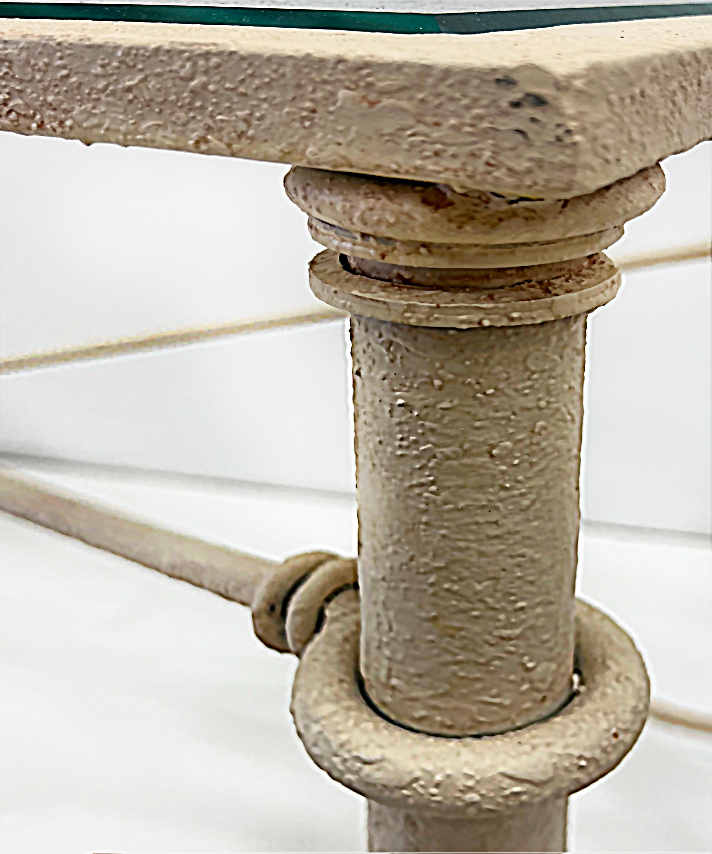 Fin du 20e siècle Table console brutaliste en fer forgé avec verre biseauté en vente