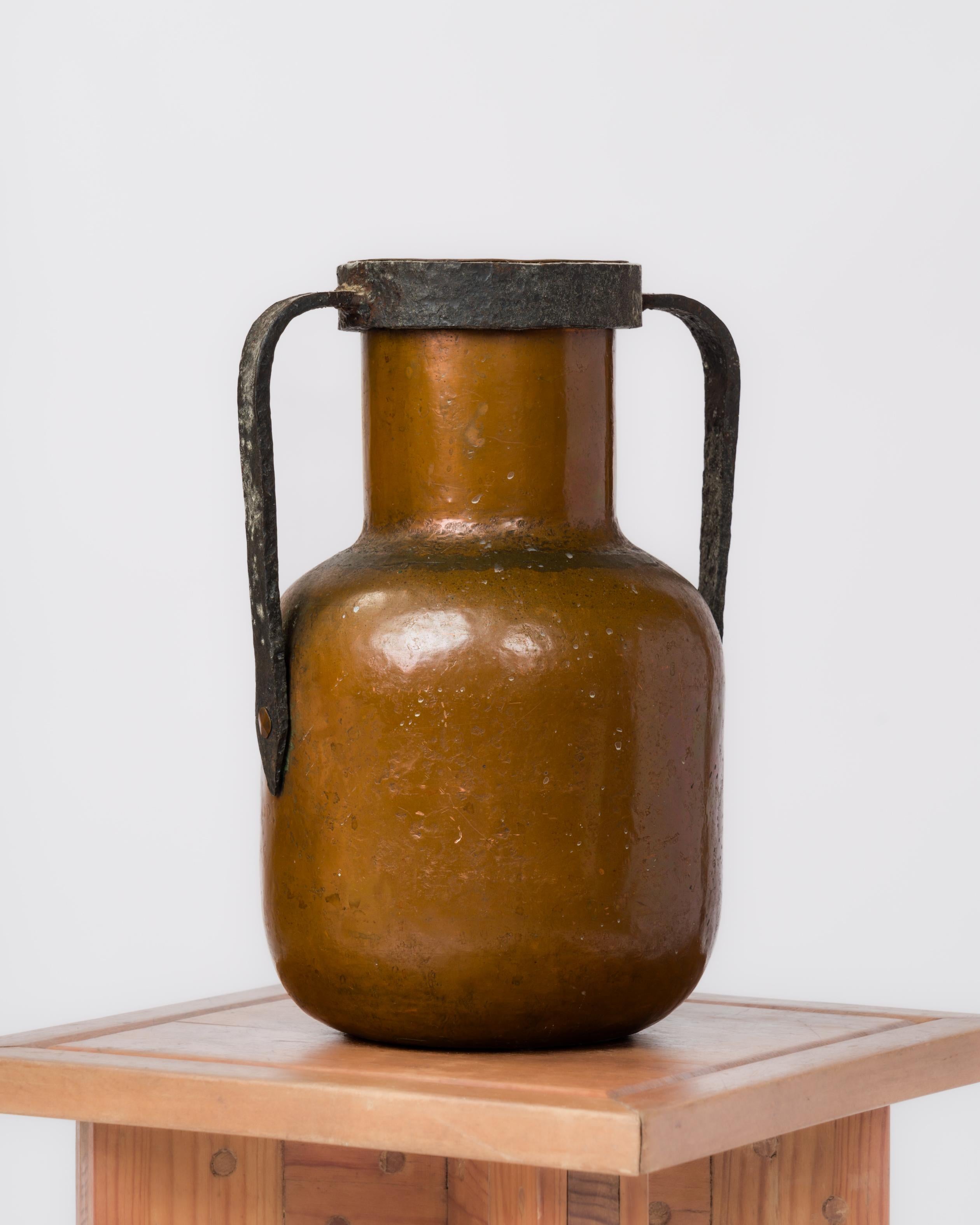 Grafische Vase aus gehämmertem Schmiedeeisen und Kupfer. Frankreich 1960er Jahre. In gutem Vintage-Zustand.
Diese Vase wird von Frankreich aus versandt und kann entweder nach Frankreich oder an eine Einrichtung in Upstate NY zurückgeschickt