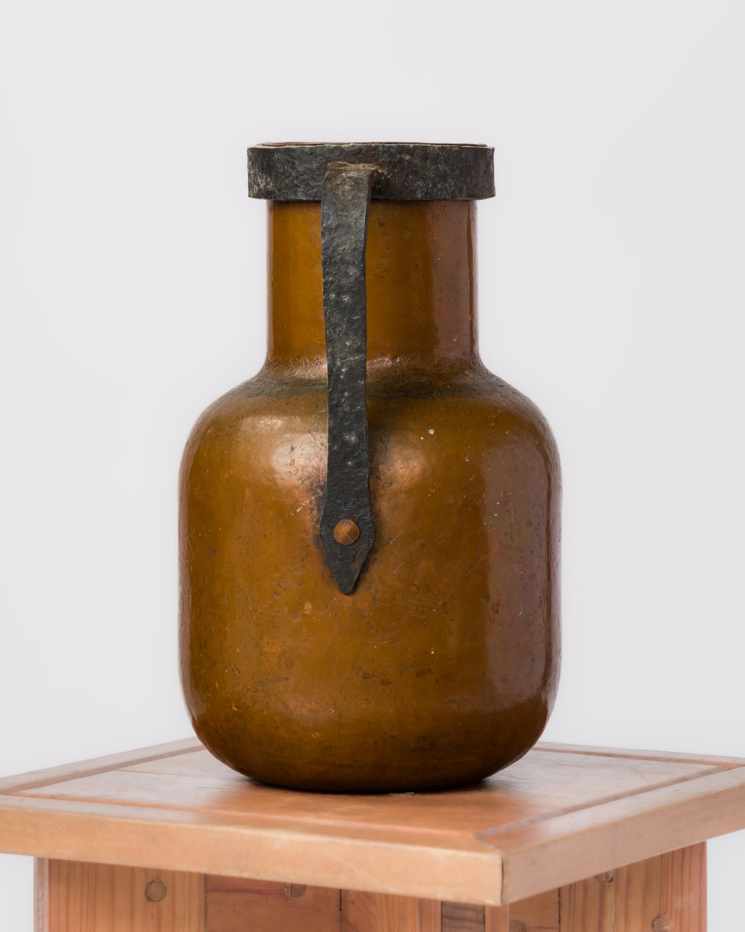 Brutalistische Vase aus Schmiedeeisen und Kupfer – Frankreich 1960er Jahre (Gehämmert) im Angebot