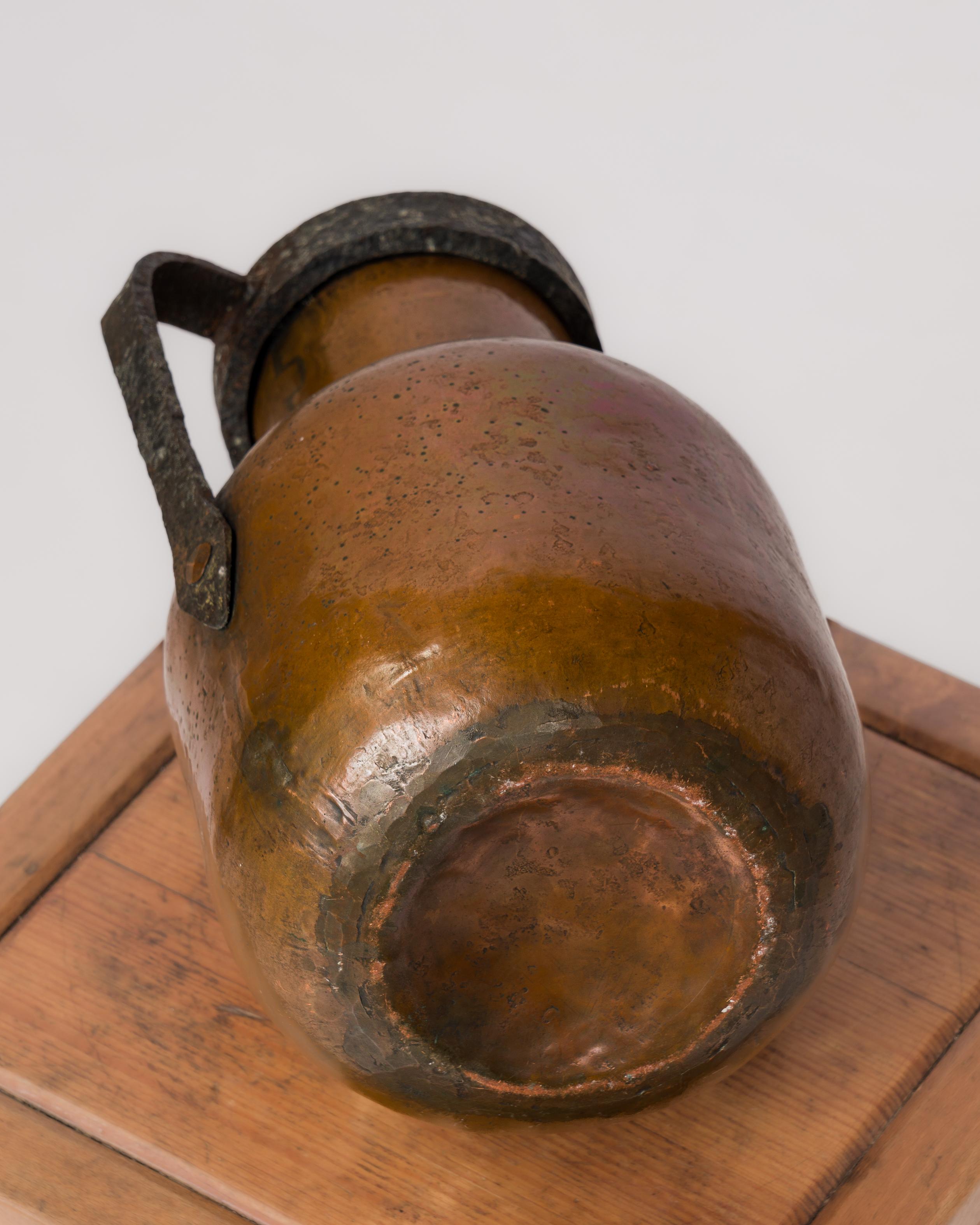 Brutalistische Vase aus Schmiedeeisen und Kupfer – Frankreich 1960er Jahre im Zustand „Gut“ im Angebot in New York, NY