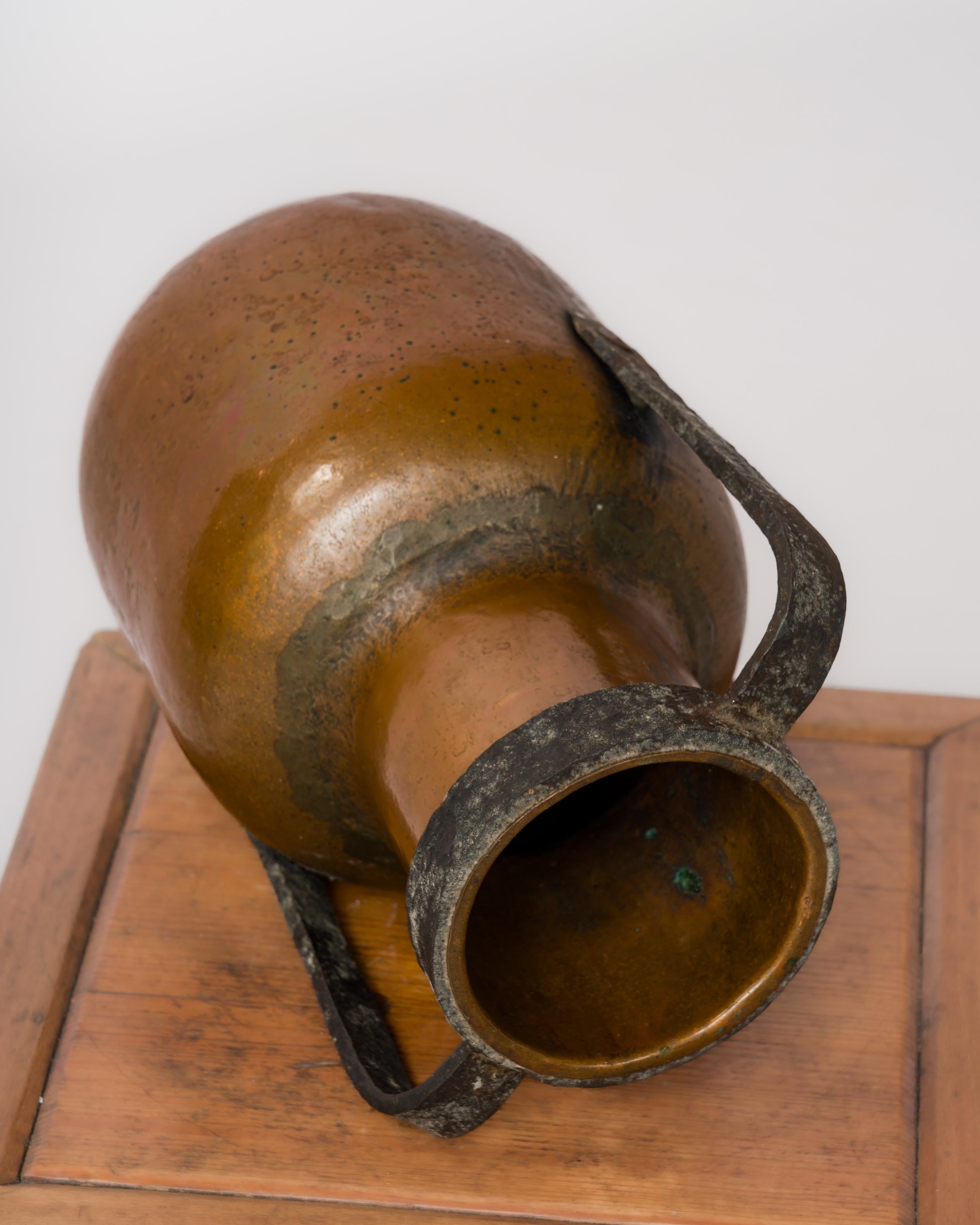 Brutalistische Vase aus Schmiedeeisen und Kupfer – Frankreich 1960er Jahre (Mitte des 20. Jahrhunderts) im Angebot