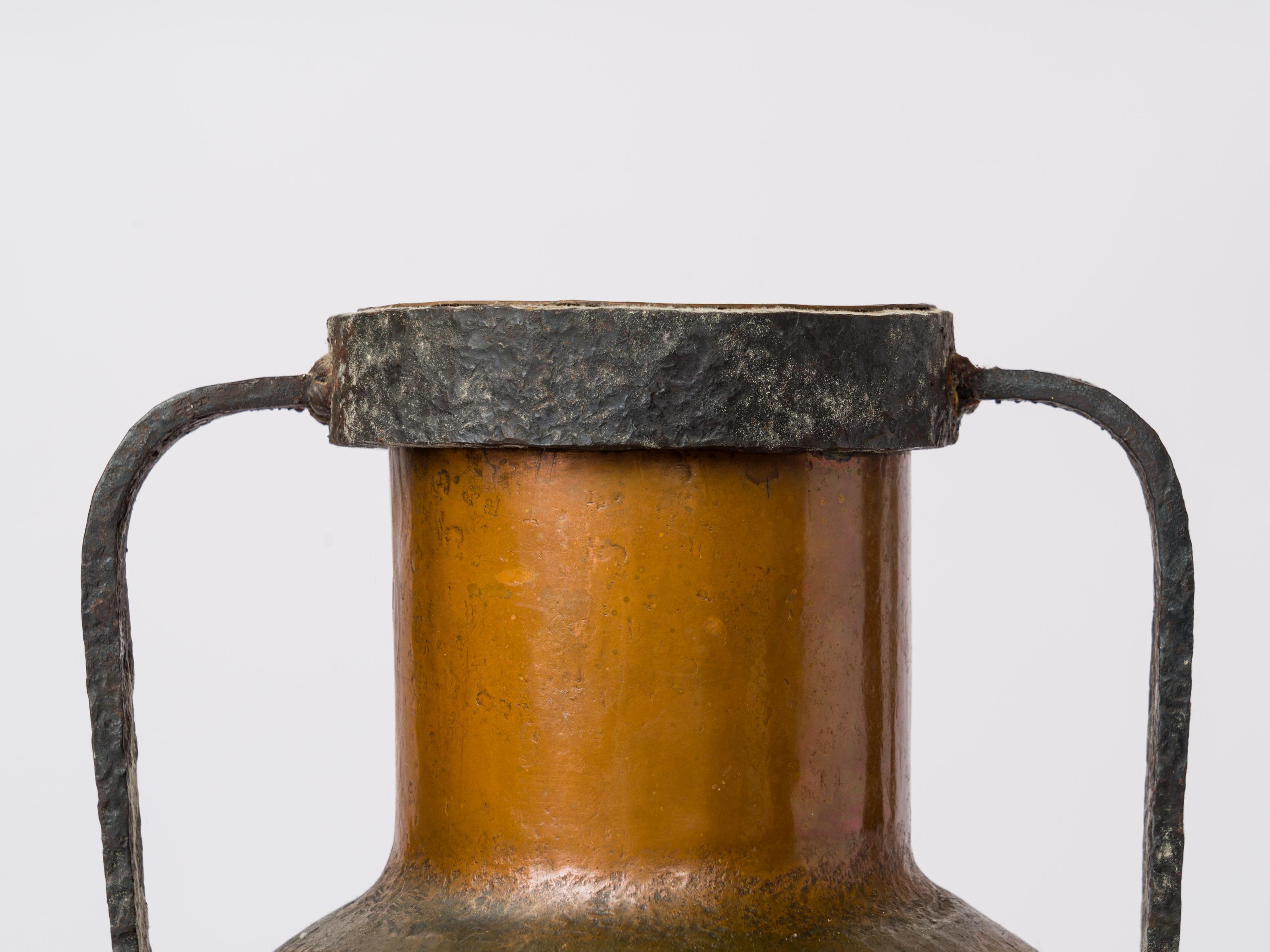 Brutalistische Vase aus Schmiedeeisen und Kupfer – Frankreich 1960er Jahre im Angebot 1