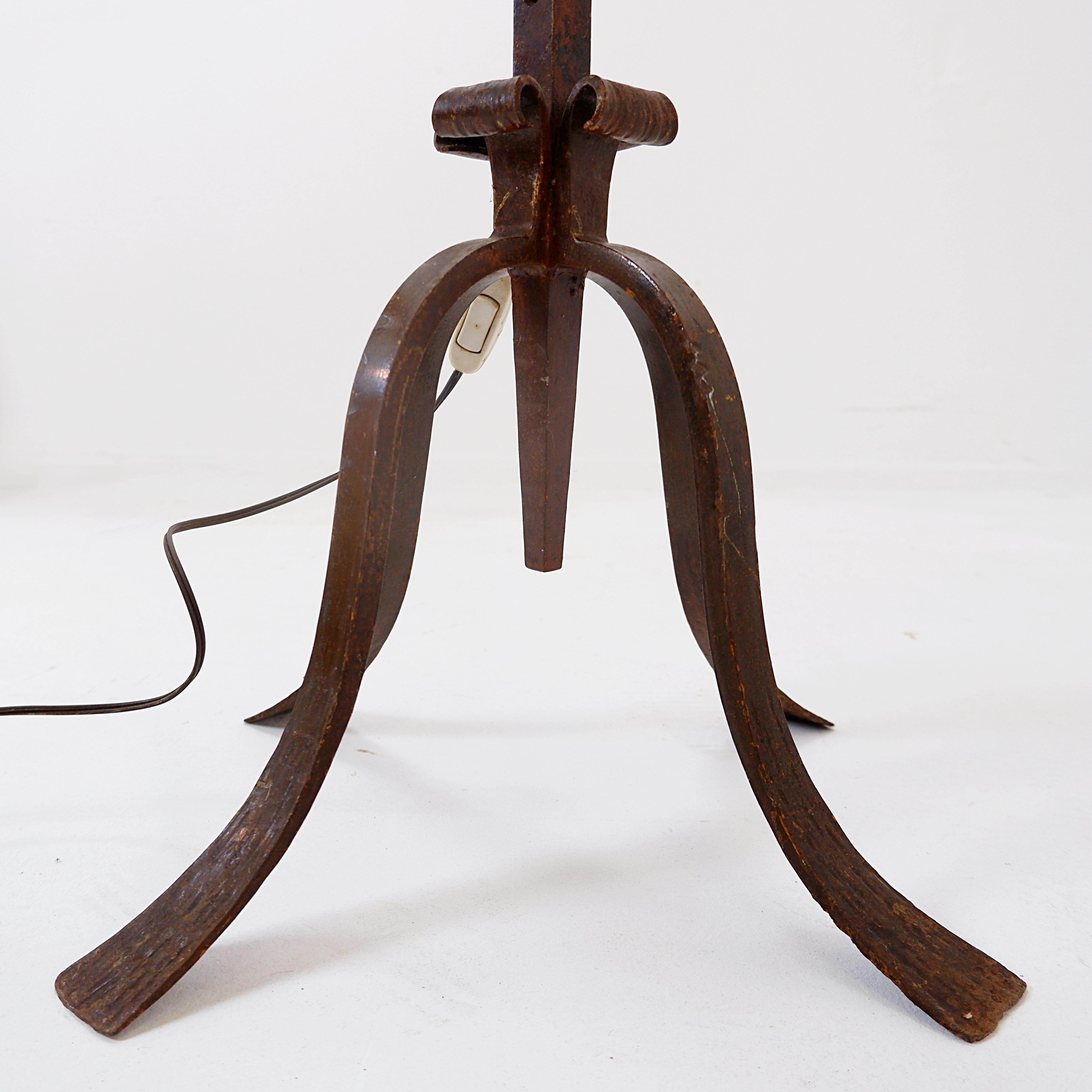 Brutalist wrought iron floor lamp - 1950s In Good Condition For Sale In Linkebeek, BE