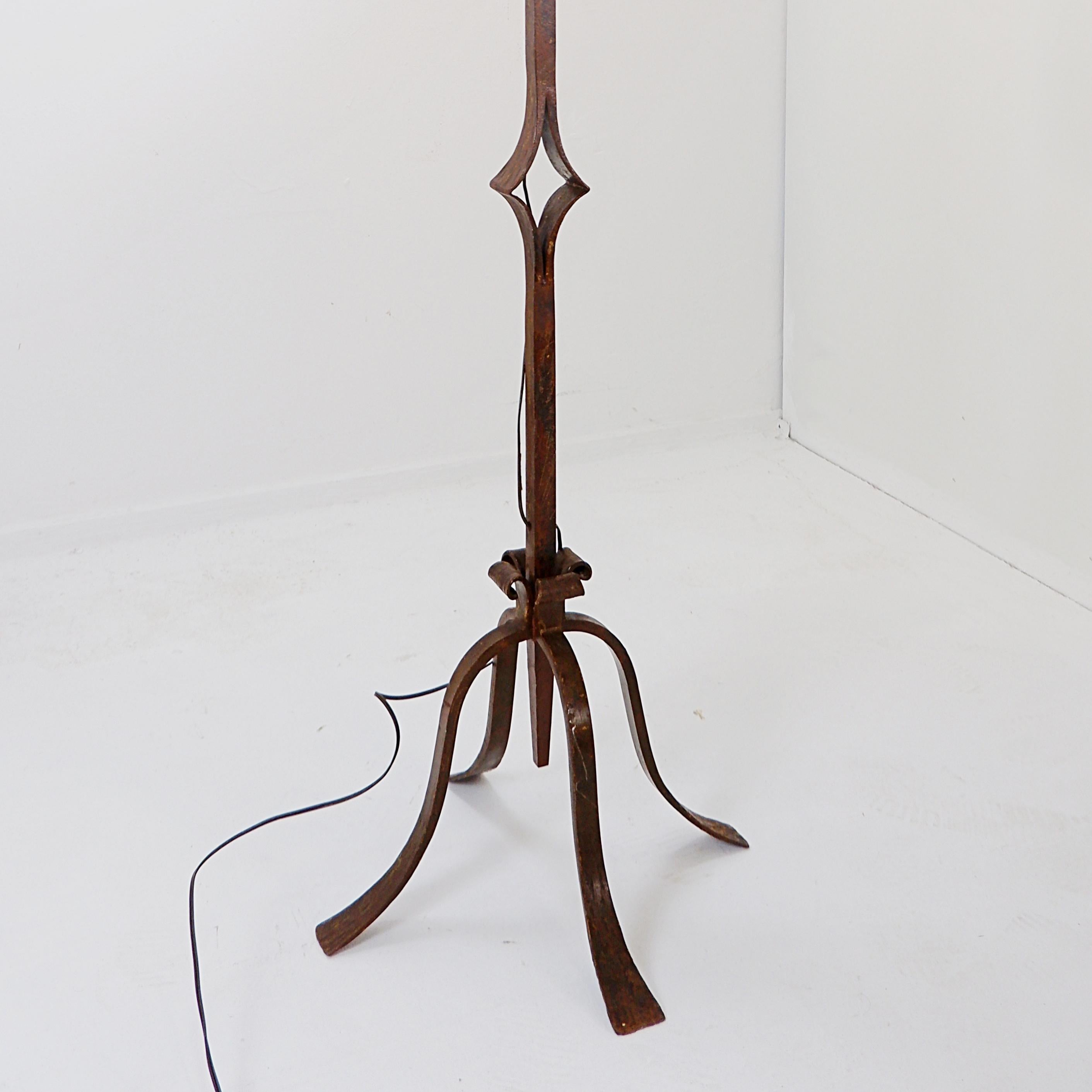 Iron Brutalist wrought iron floor lamp - 1950s For Sale