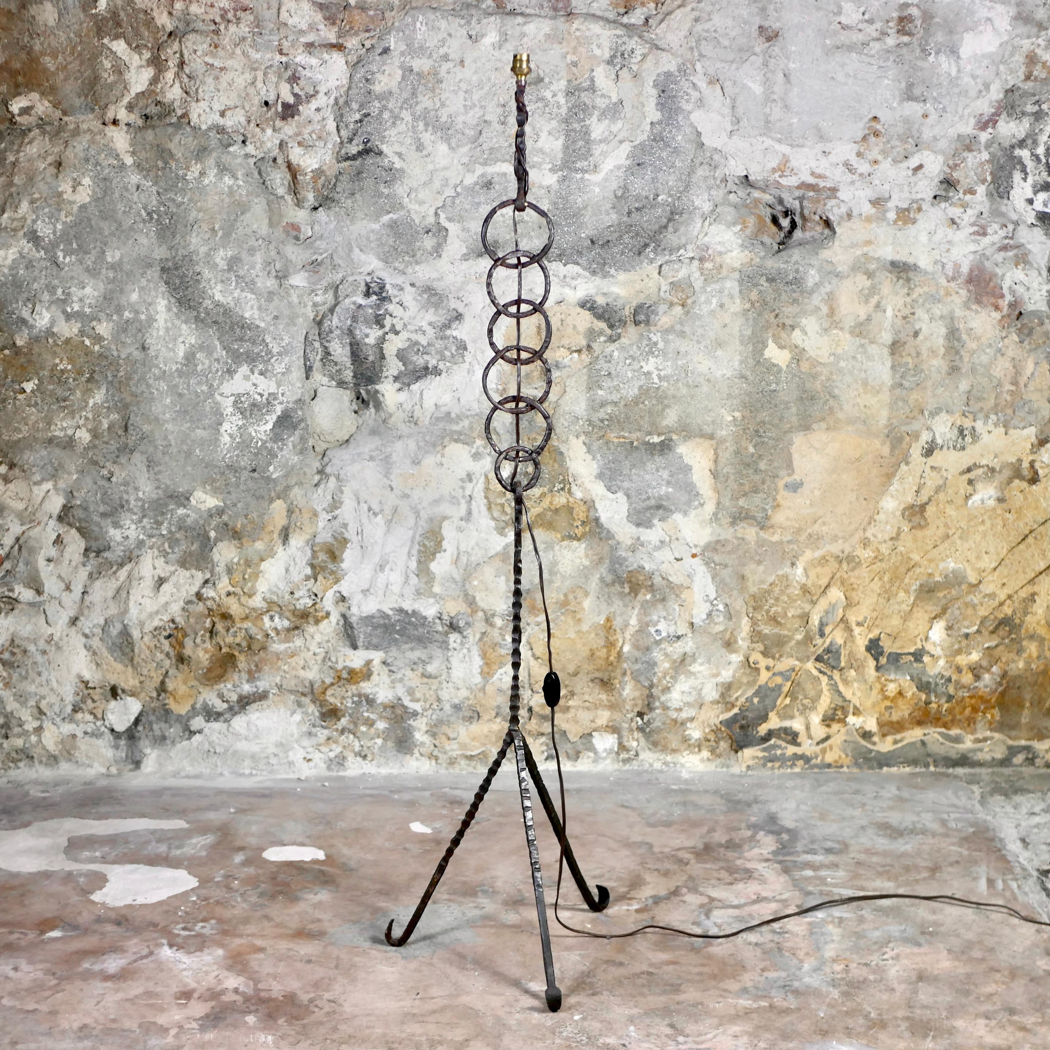 Elegant brutalist chain floor lamp, anonymous work from France, made in the 1960s.
Wrought iron, beautiful patina.
Dimensions : H140, W40