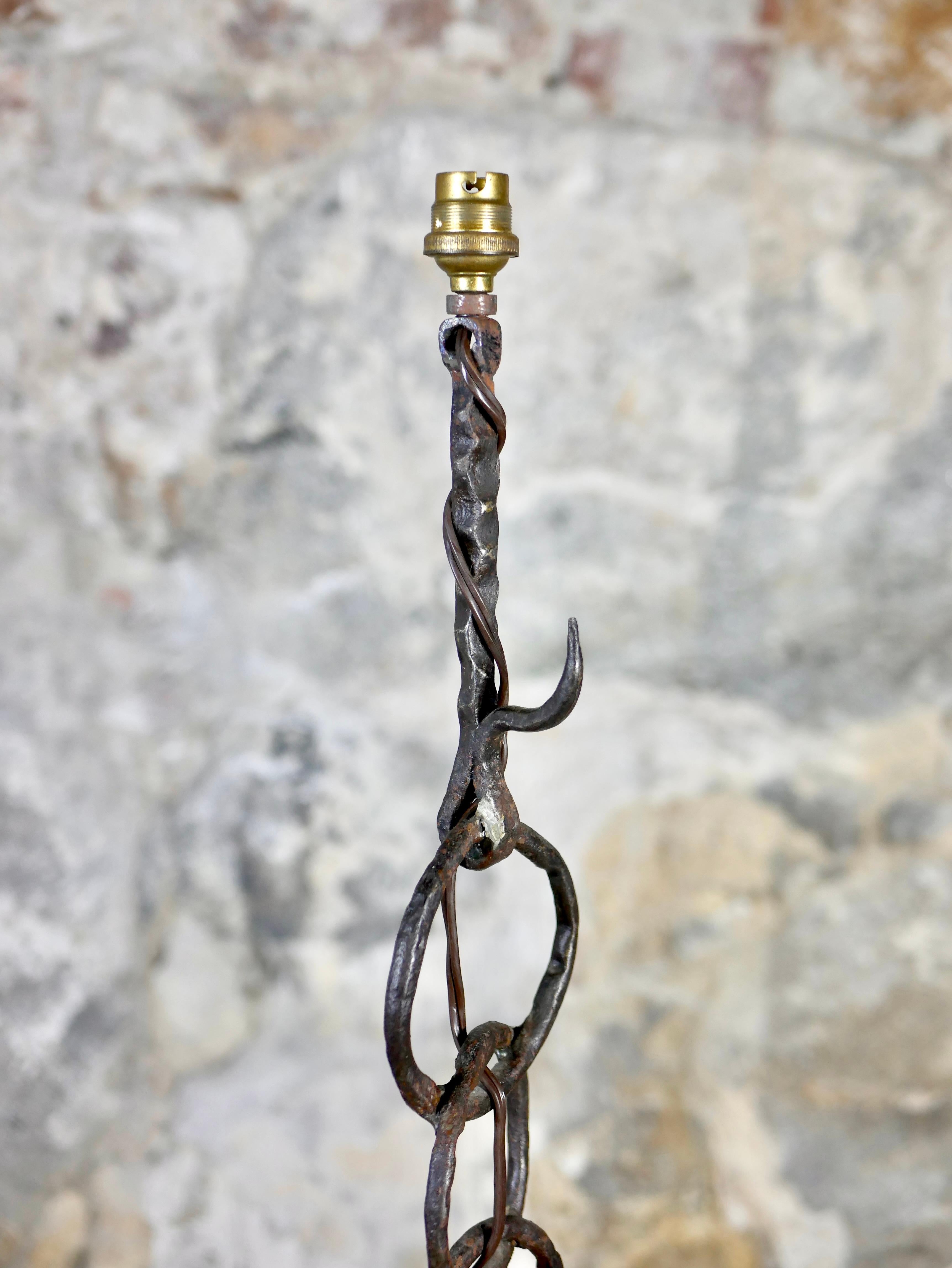 Brutalist wrought iron floor lamp, anonymous work from France, 1960s In Good Condition For Sale In Lyon, FR