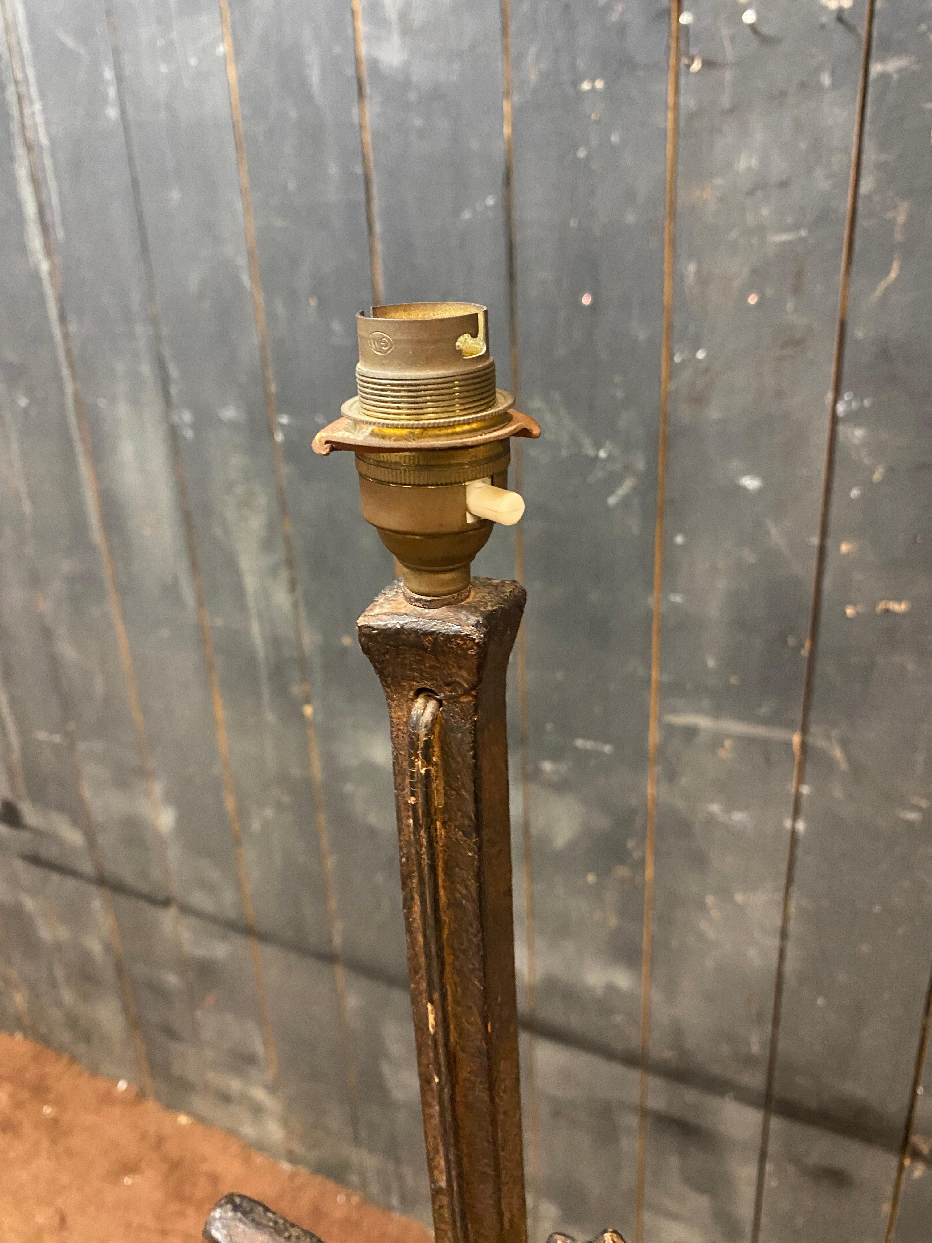 Lampada da terra brutalista in ferro battuto nello stile di Atelier Marolles circa 1950 in vendita 4