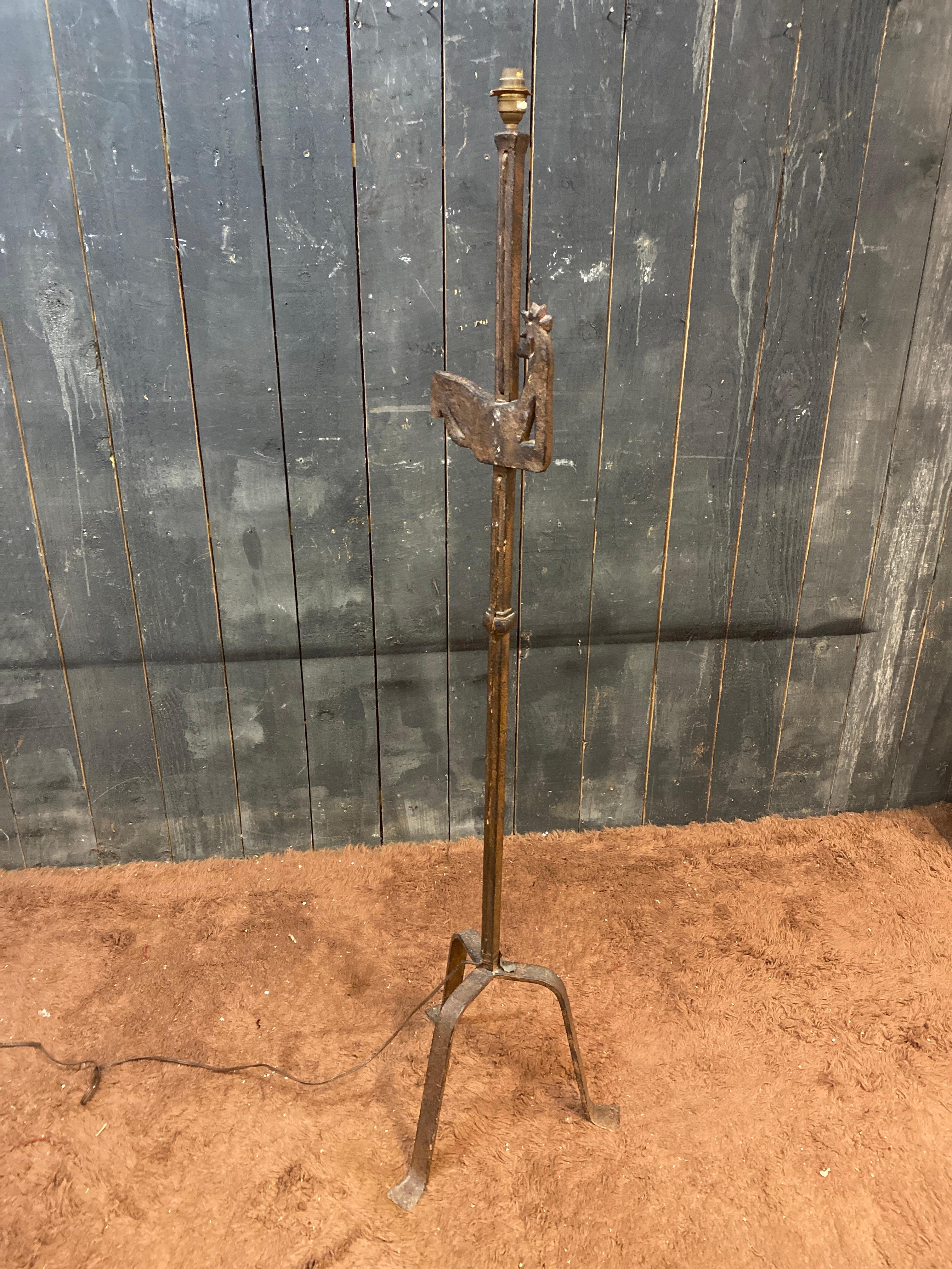 Lampada da terra brutalista in ferro battuto nello stile di Atelier Marolles circa 1950 in vendita 6