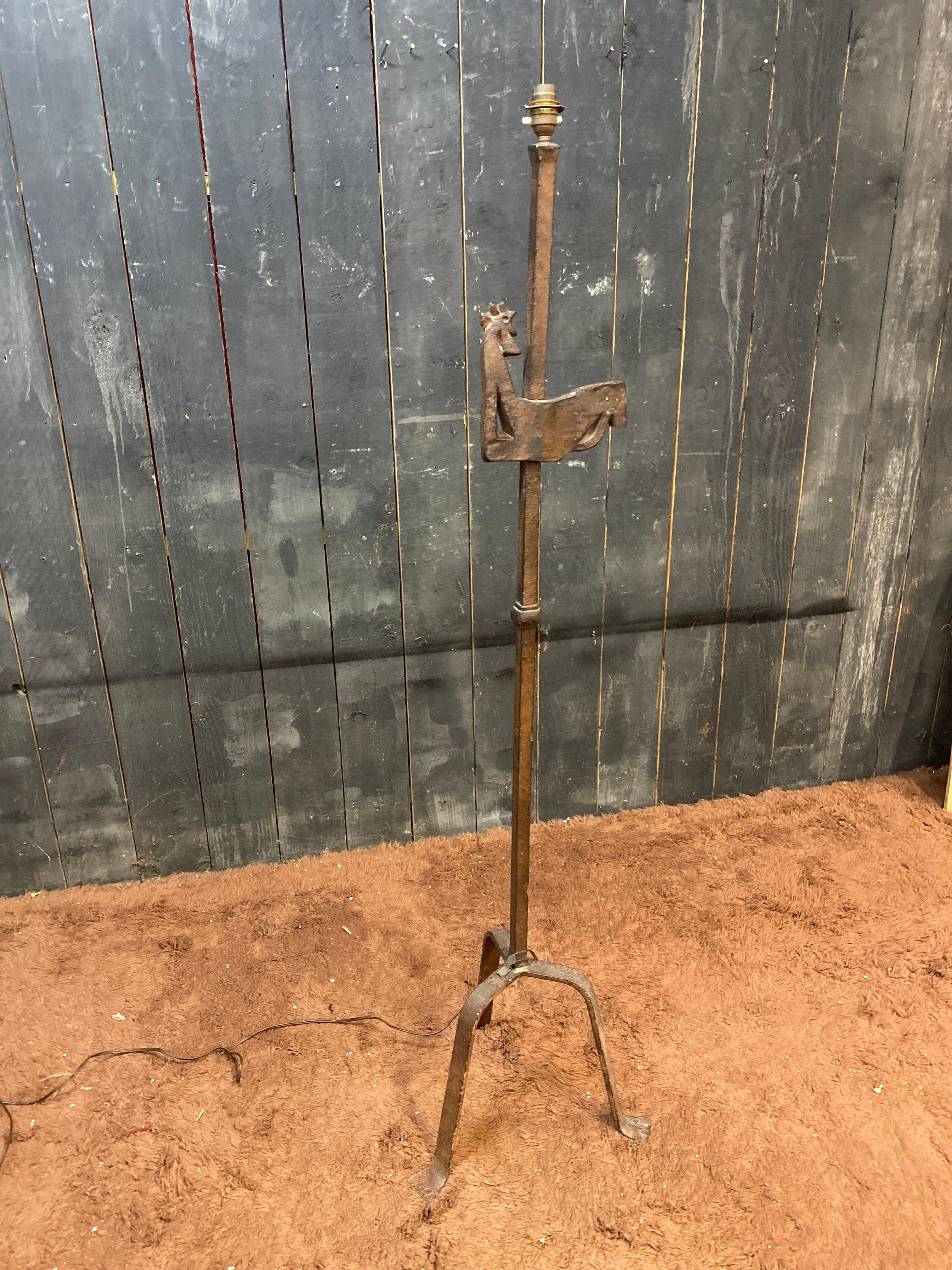 Brutalismo Lampada da terra brutalista in ferro battuto nello stile di Atelier Marolles circa 1950 in vendita