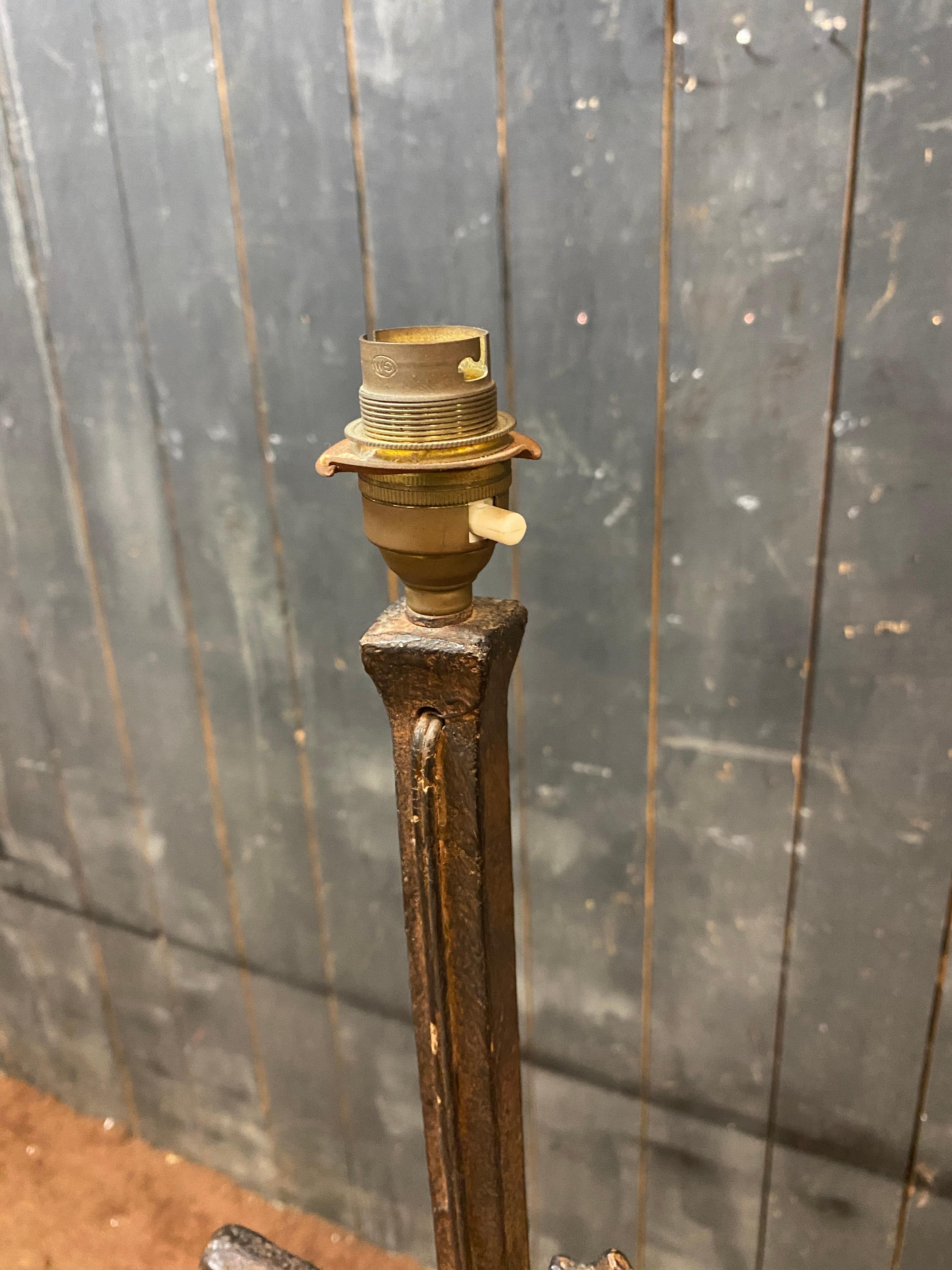 Francese Lampada da terra brutalista in ferro battuto nello stile di Atelier Marolles circa 1950 in vendita