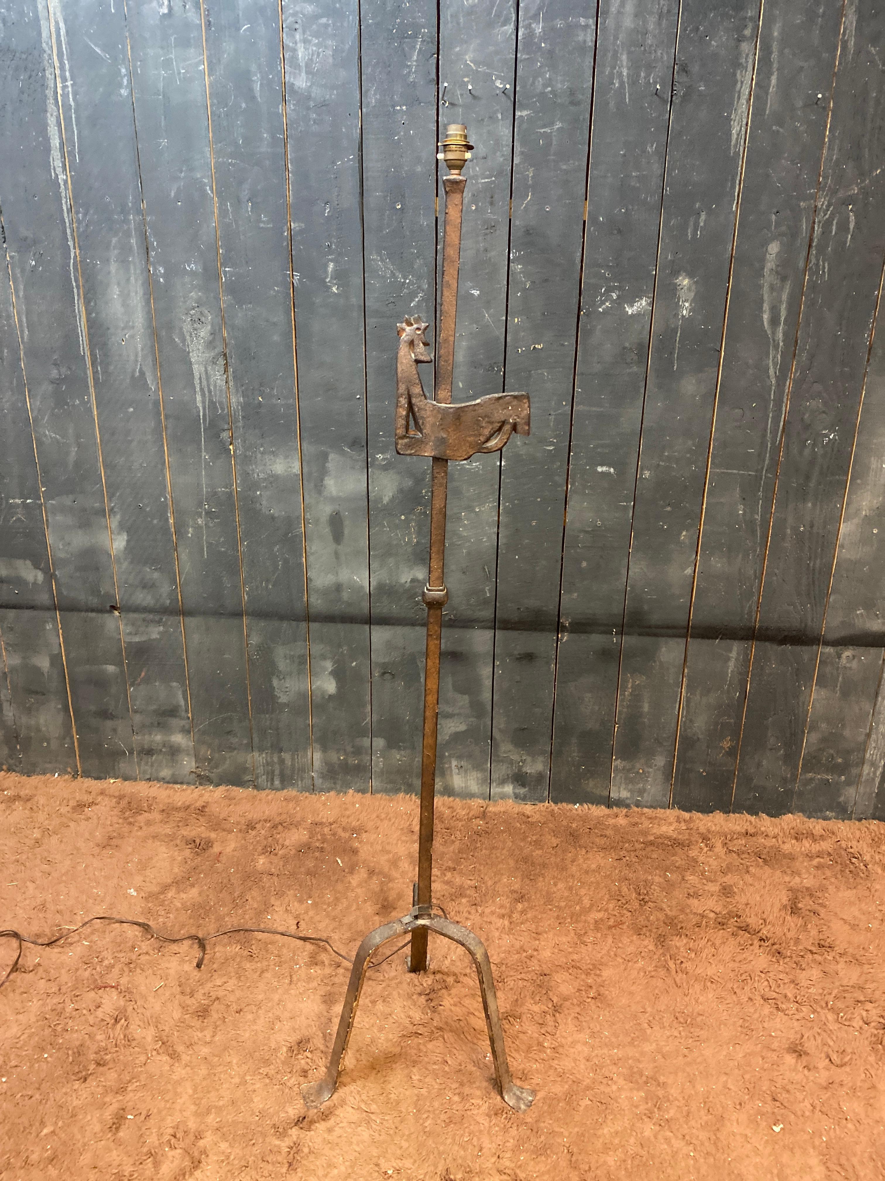 XX secolo Lampada da terra brutalista in ferro battuto nello stile di Atelier Marolles circa 1950 in vendita