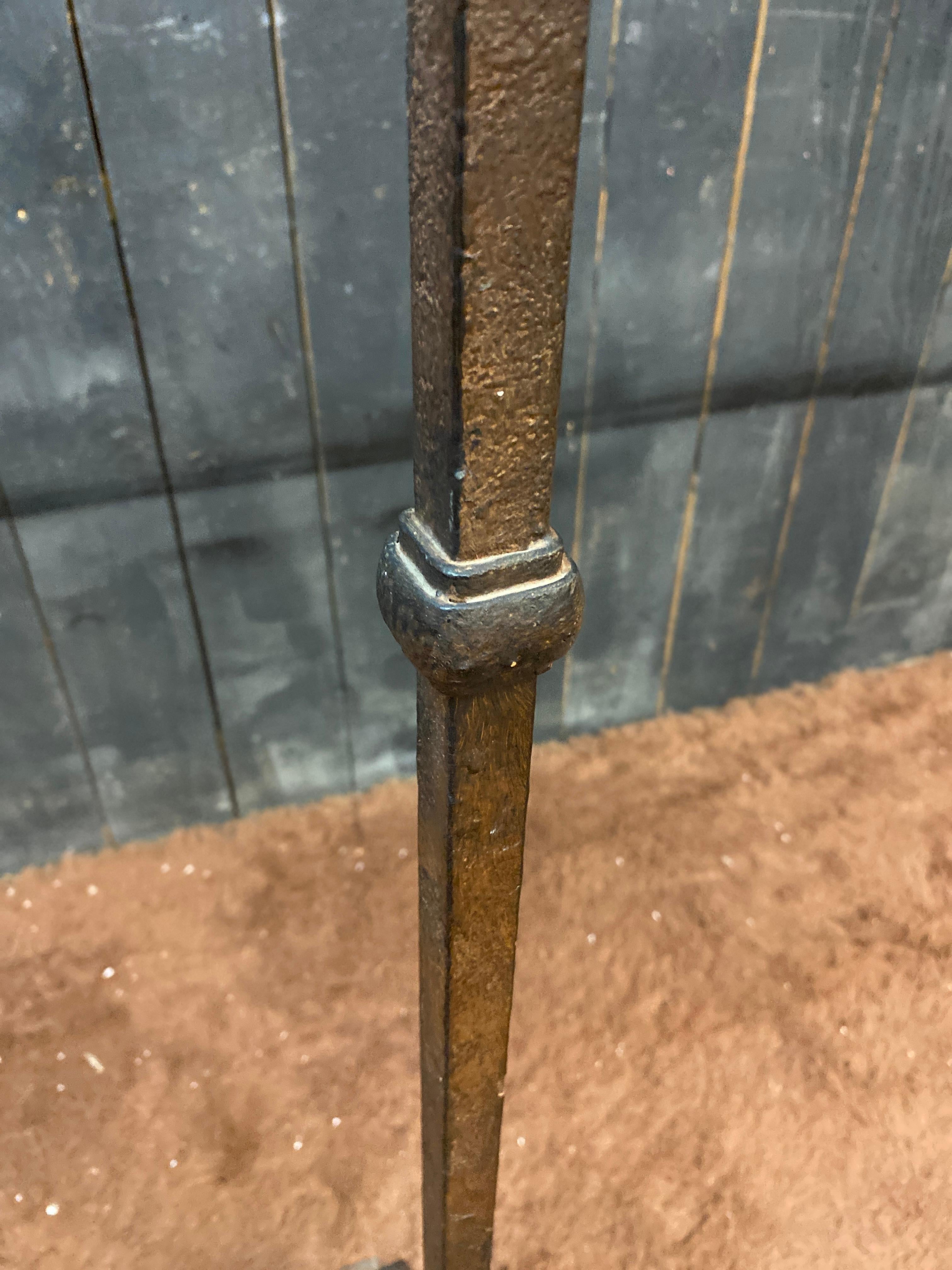 Ferro battuto Lampada da terra brutalista in ferro battuto nello stile di Atelier Marolles circa 1950 in vendita