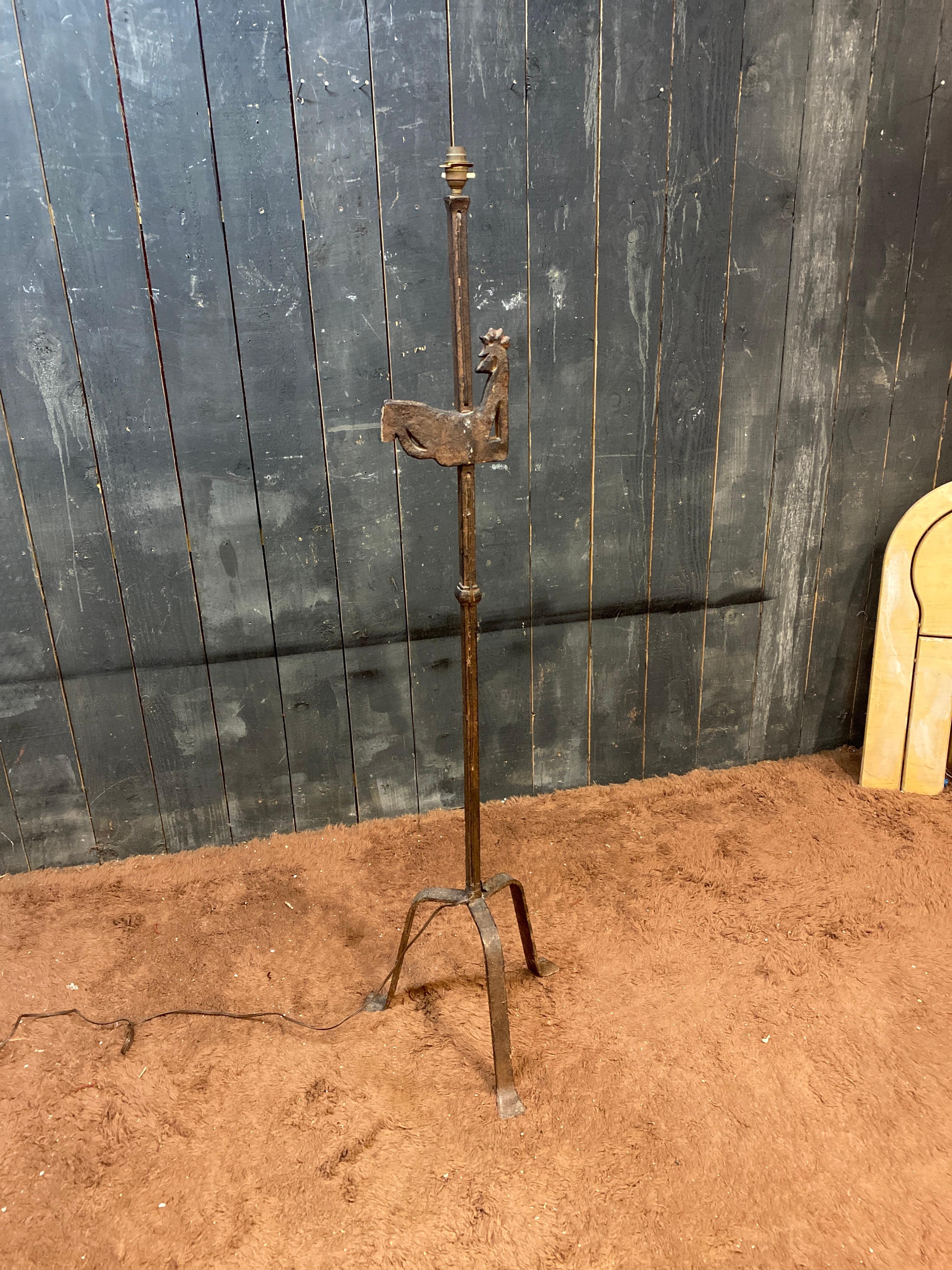 Lampada da terra brutalista in ferro battuto nello stile di Atelier Marolles circa 1950 in vendita 1