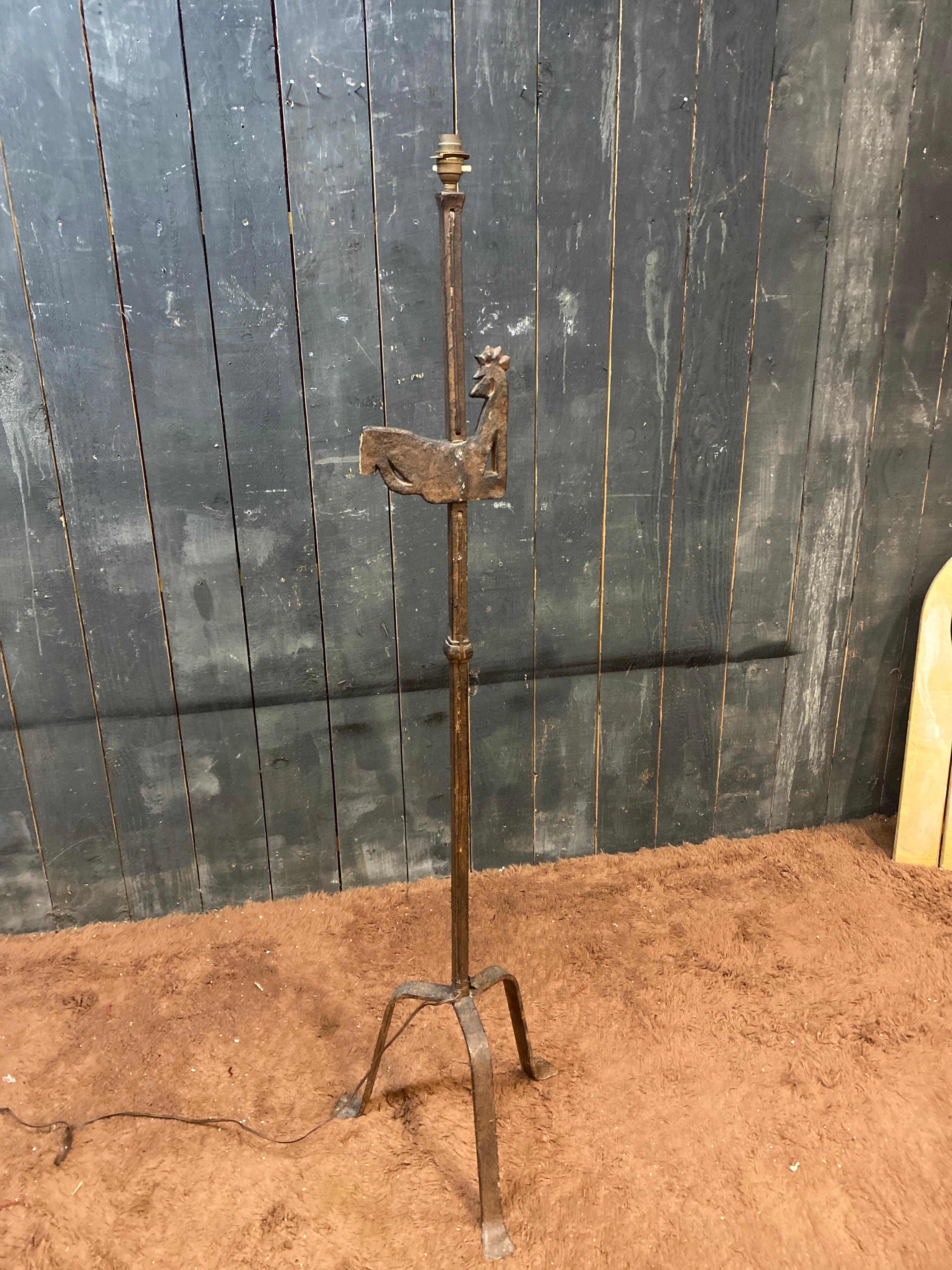 Lampada da terra brutalista in ferro battuto nello stile di Atelier Marolles circa 1950 in vendita 2