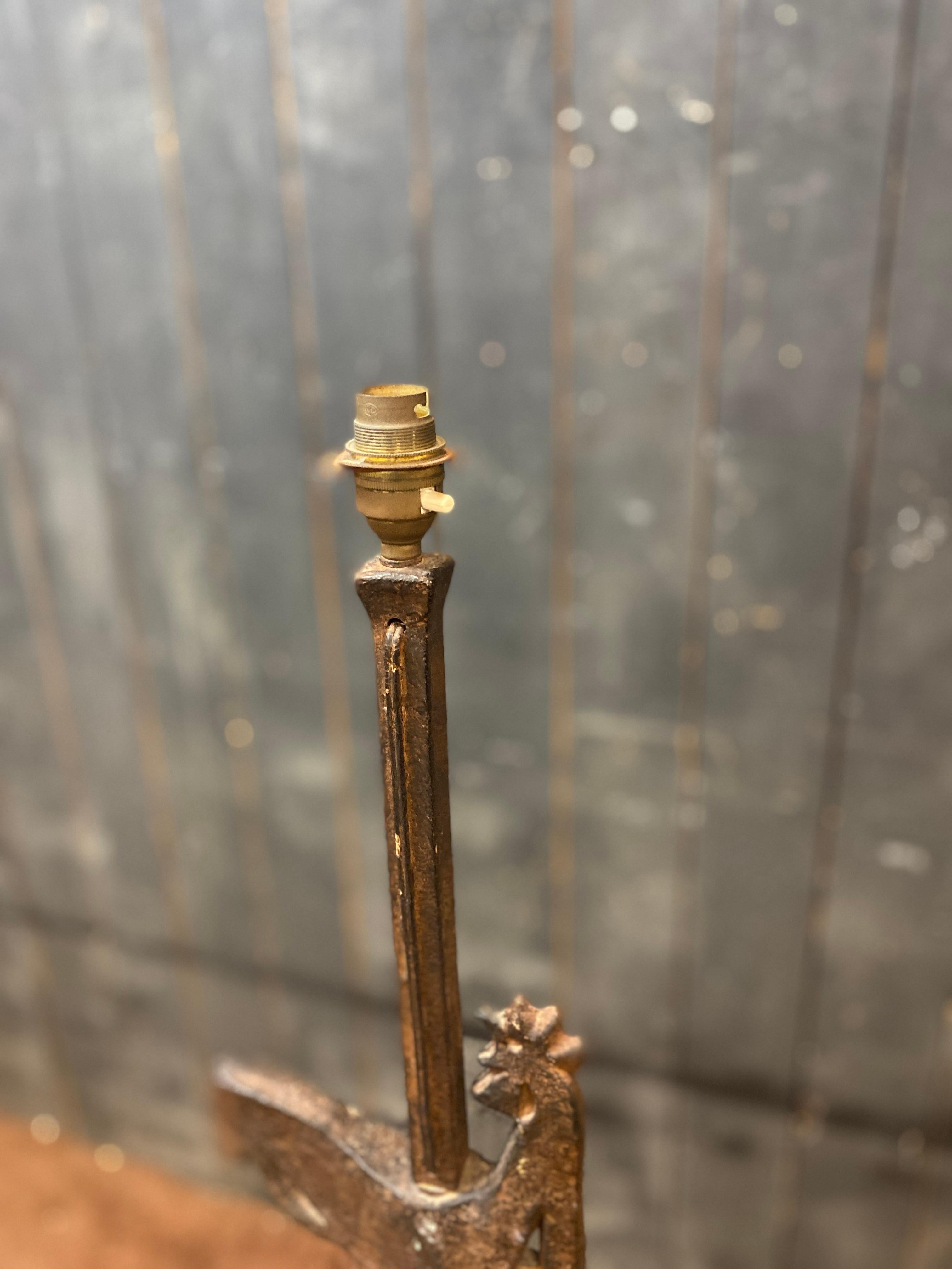 Lampada da terra brutalista in ferro battuto nello stile di Atelier Marolles circa 1950 in vendita 3