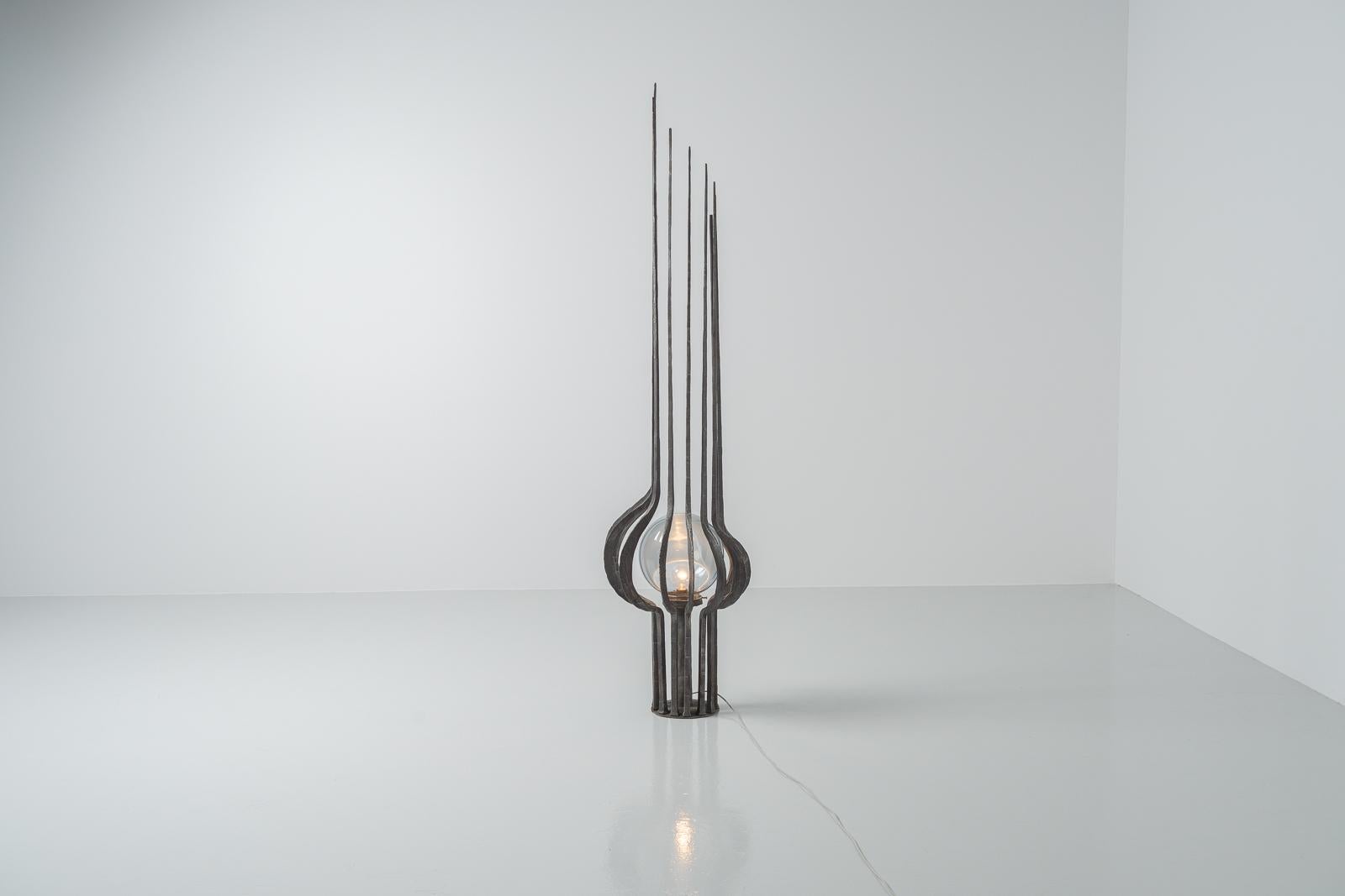 Brutalist Wrought Iron Floor Lamp, Italy, 1970 For Sale 1