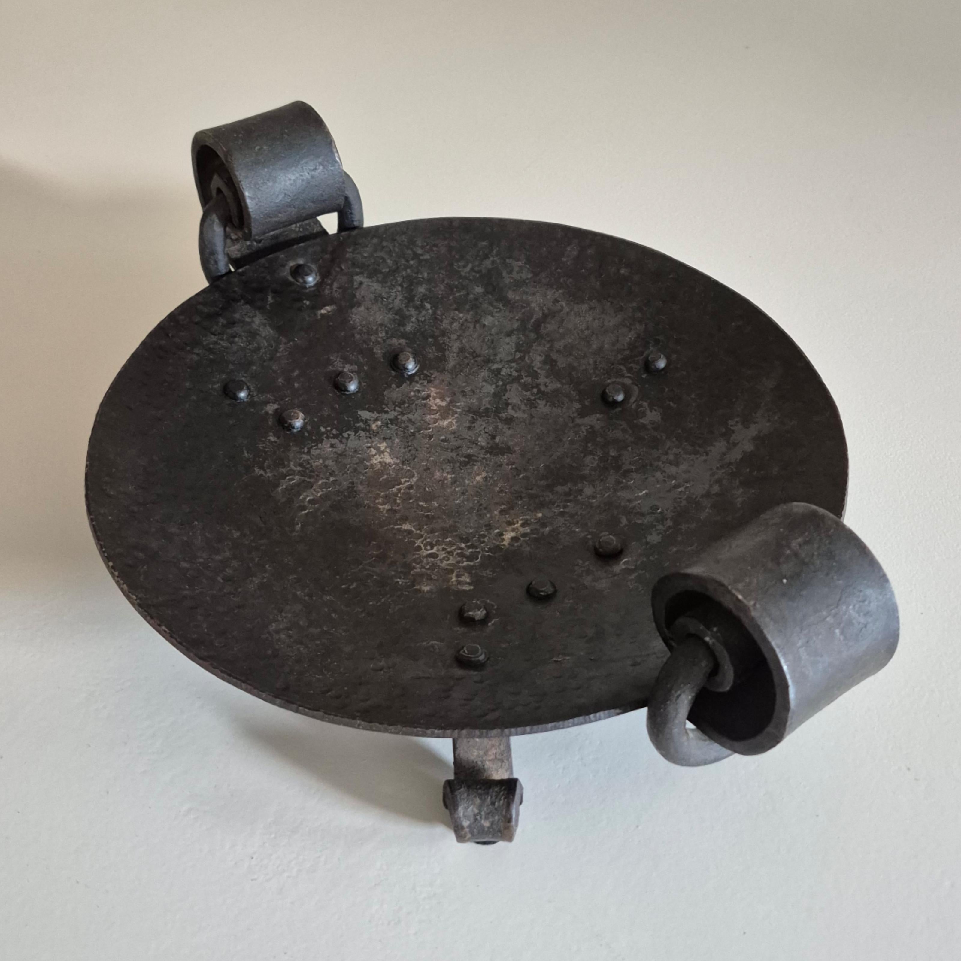 Brutalistische schmiedeeiserne Obstschale oder Kerzenhalter, Niederlande 1950er Jahre im Angebot 3