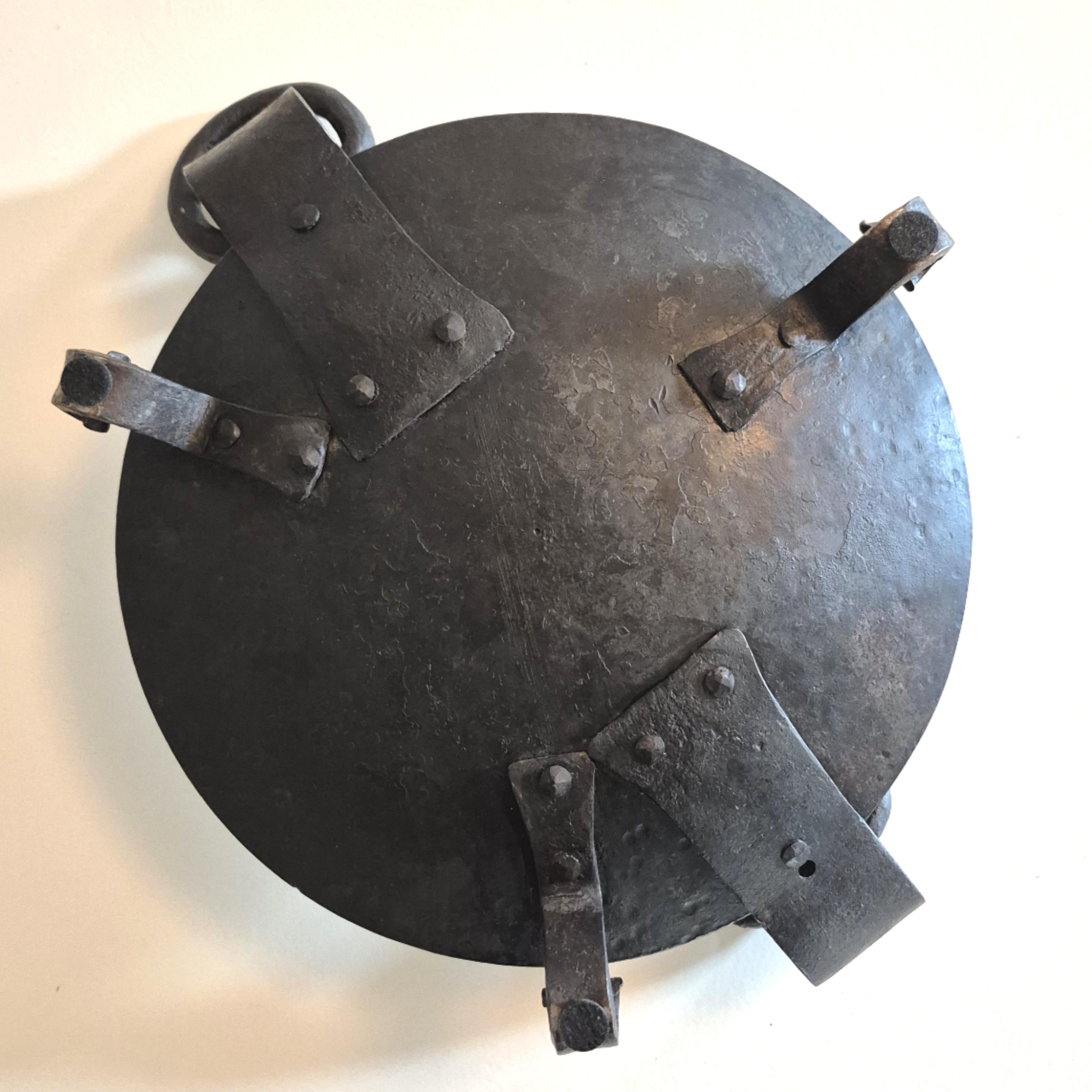 Obstschale oder Kerzenhalter im brutalistischen Stil. Handgefertigt aus Schmiedeeisen. Das Stück zeigt handwerkliche Qualität in allen seinen Details. Die eingerollten Beine sind an die Schale genietet und die Ringe sind in die eingerollten Griffe