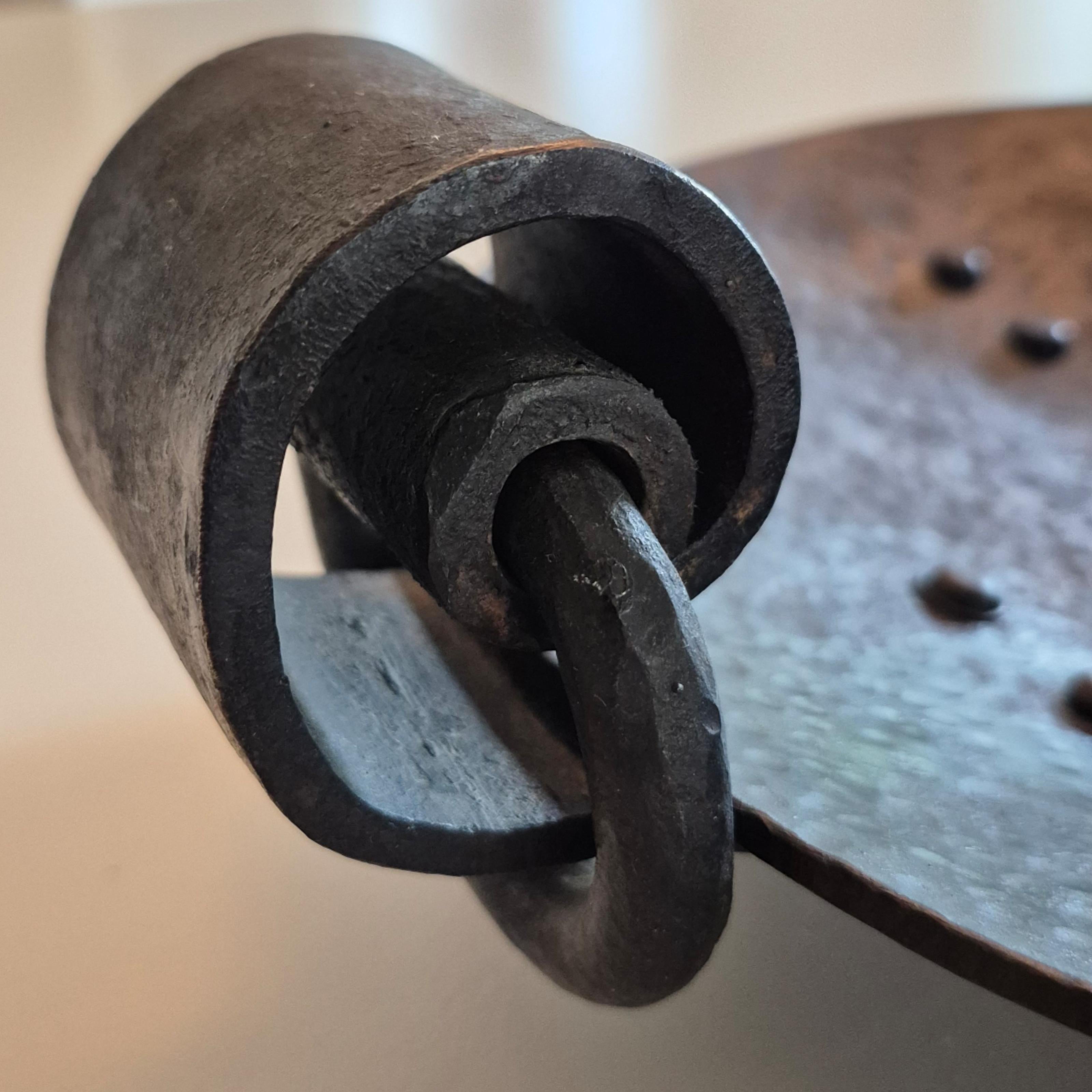 Brutalistische schmiedeeiserne Obstschale oder Kerzenhalter, Niederlande 1950er Jahre im Zustand „Gut“ im Angebot in ECHT, NL