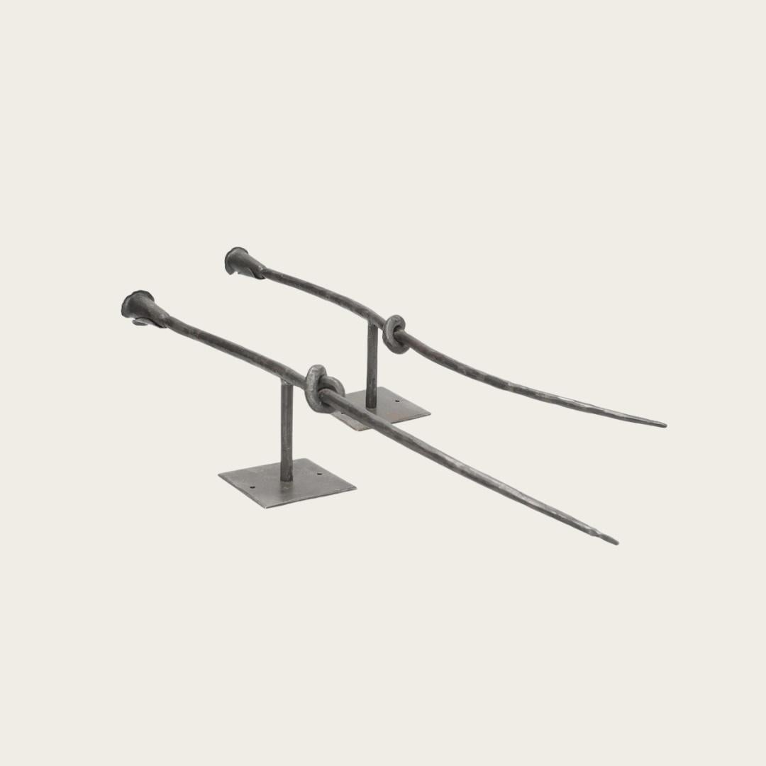 Brutalistische schmiedeeiserne geknotete Wandkerzenleuchter (Brutalismus) im Angebot
