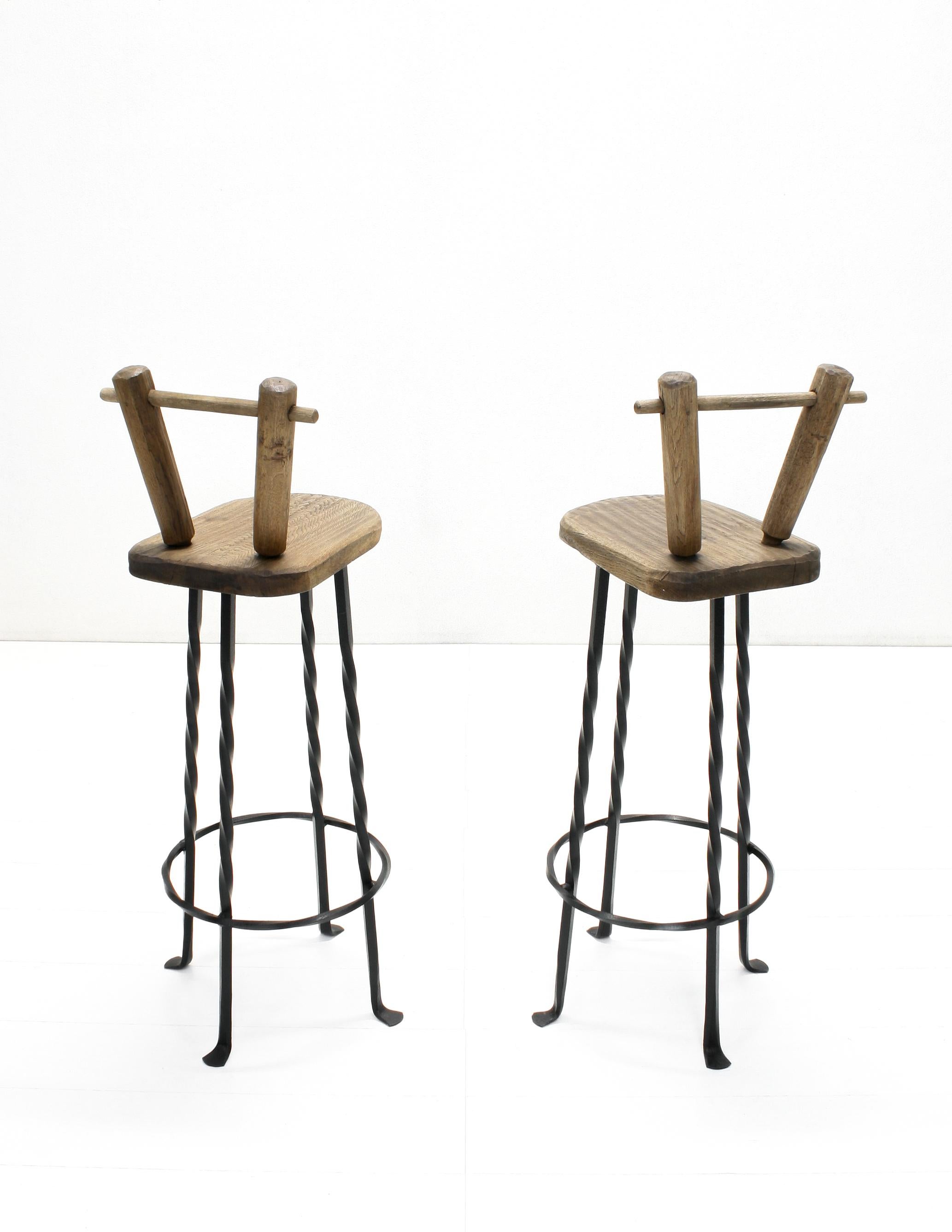 Brutalismo Sgabelli da bar brutalisti in ferro battuto e Oak, anni '70, Set di 2 in vendita