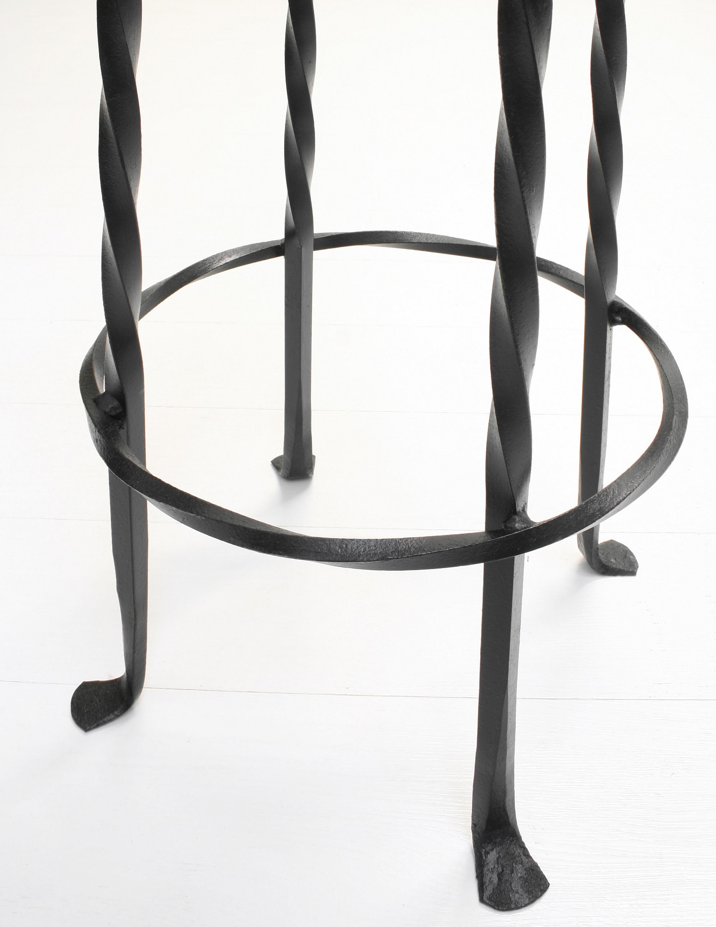 Sgabelli da bar brutalisti in ferro battuto e Oak, anni '70, Set di 2 in vendita 1