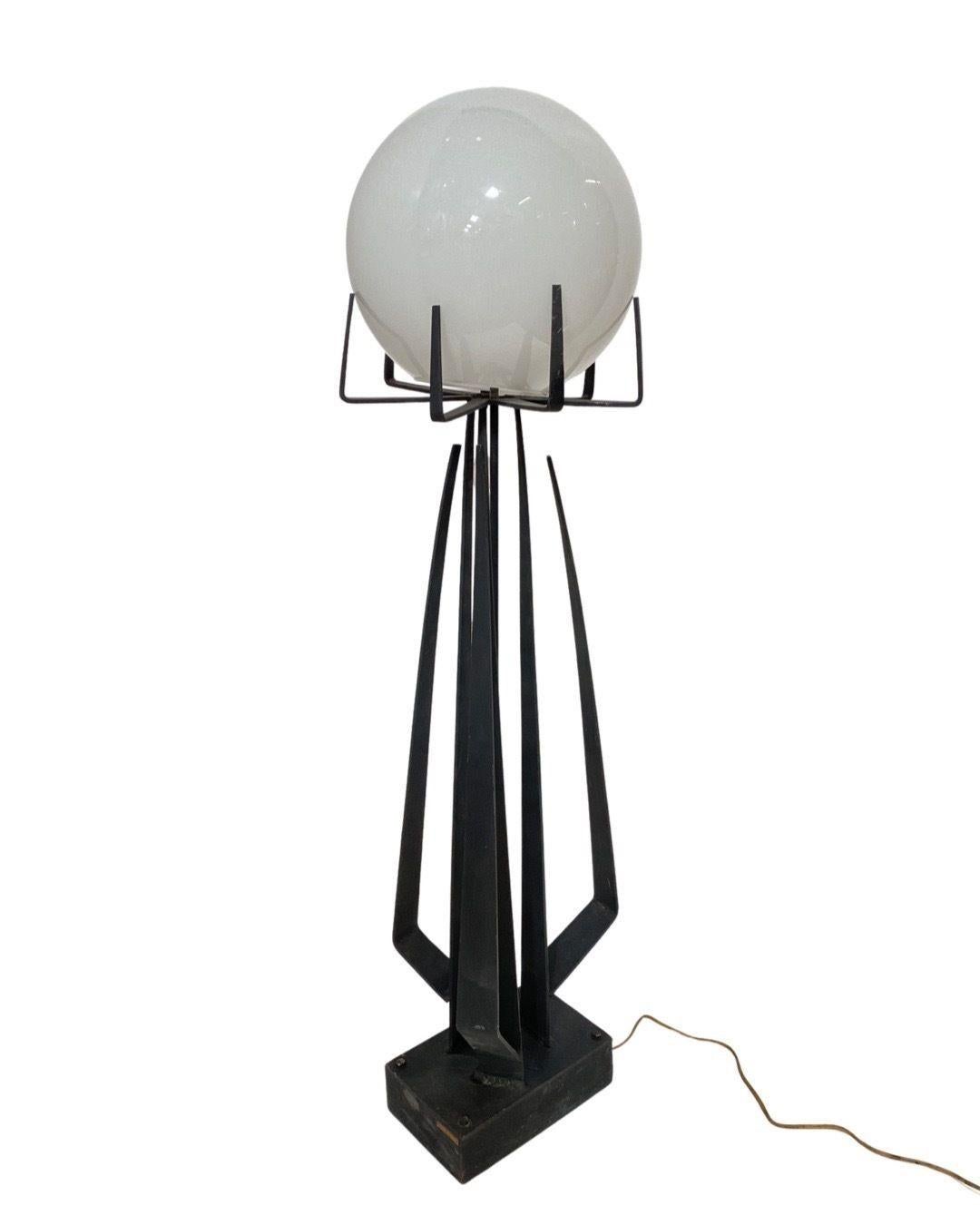 Lampadaire sculptural en fer forgé brutaliste avec abat-jour en verre de Jean Maylon Excellent état - En vente à Van Nuys, CA